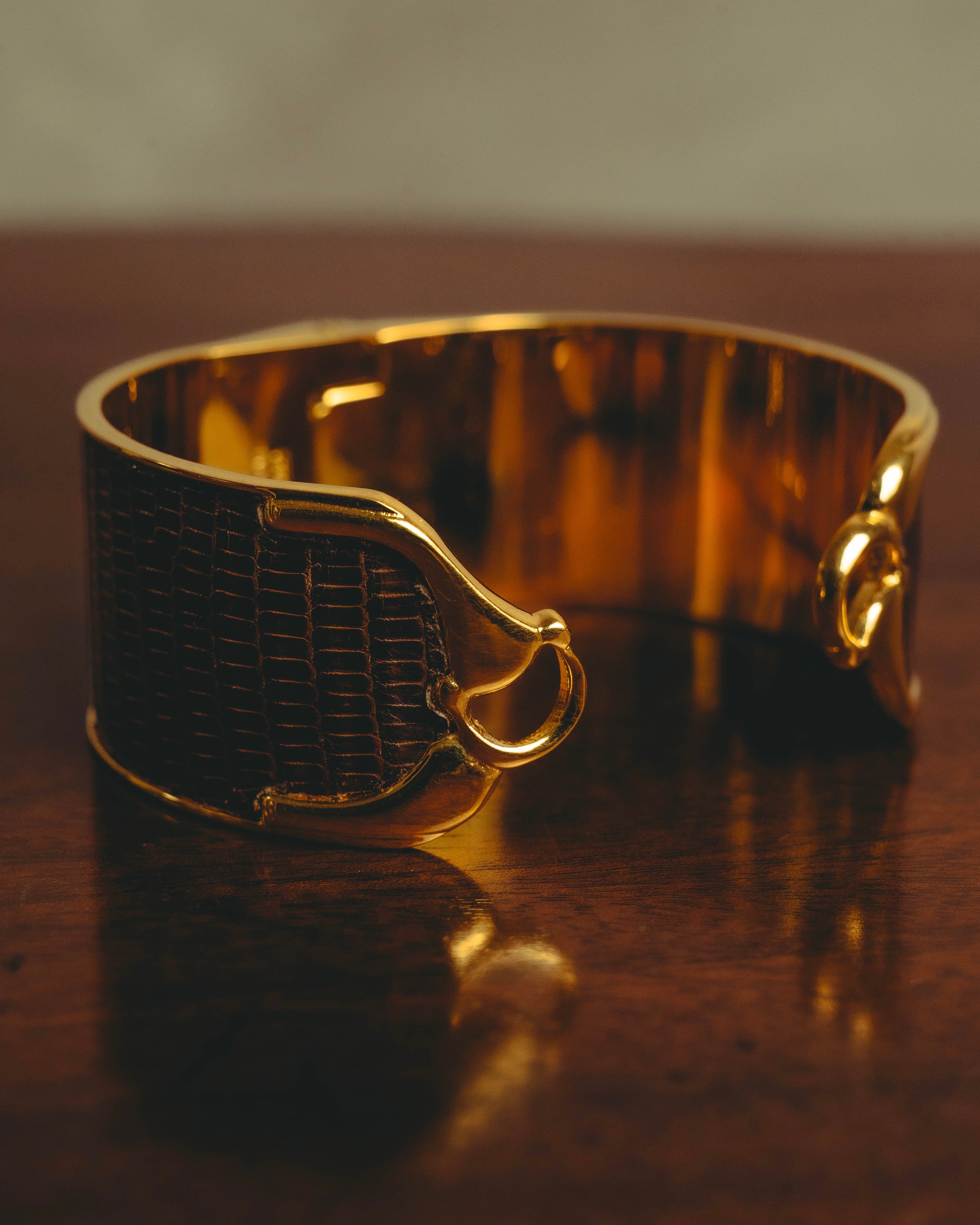 “GUCCI” 90’s-00’s Lizard-embossed leather horsebit cuff bracelet