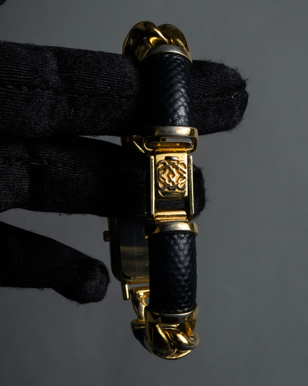 "LOEWE" 90's Square forum relief design watch