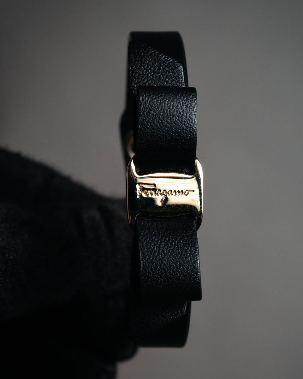 “Salvatore Ferragamo” 2010’s Vara ribbon leather bracelet