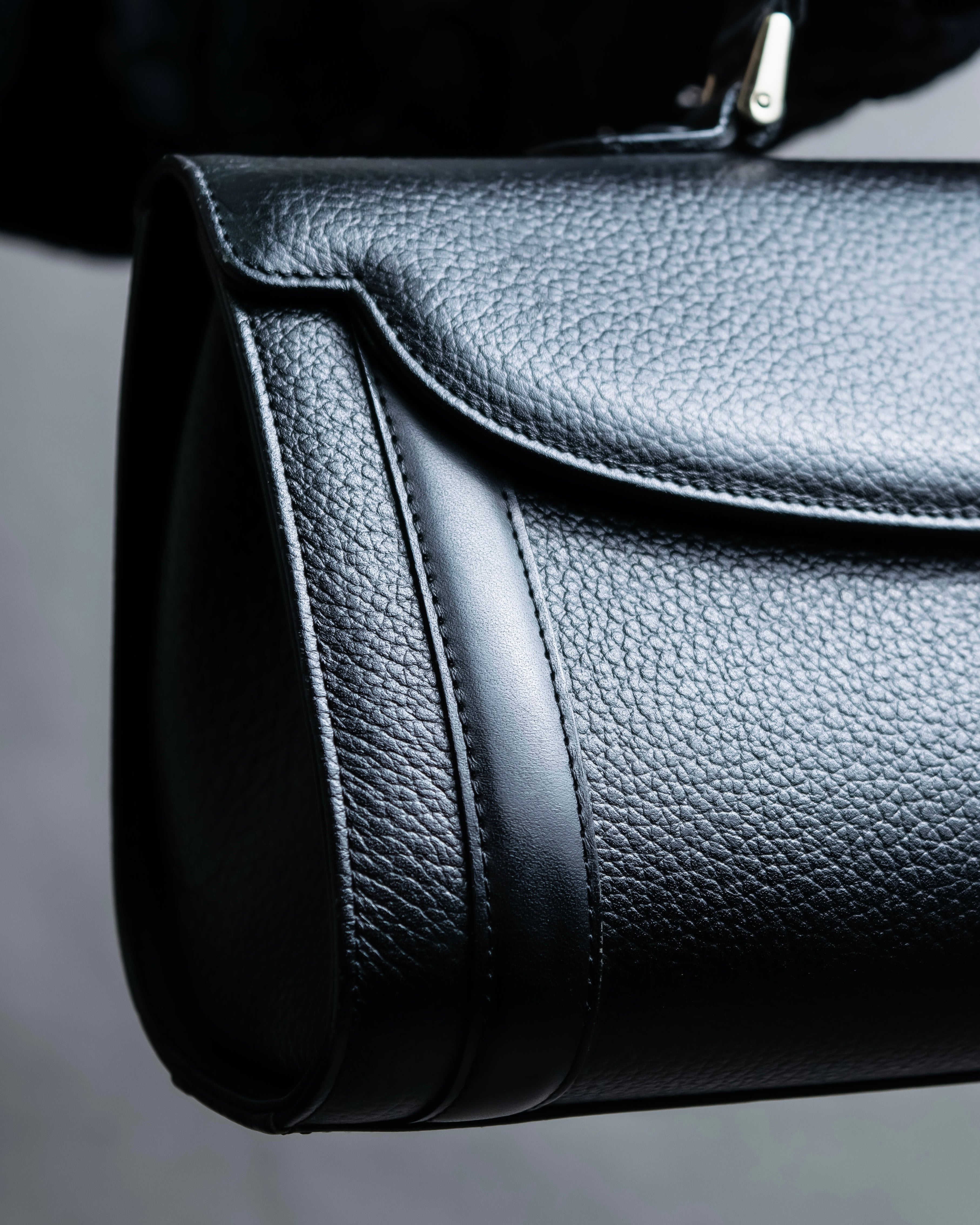 "BURBERRYS" Cylinder shaped leather one handle bag