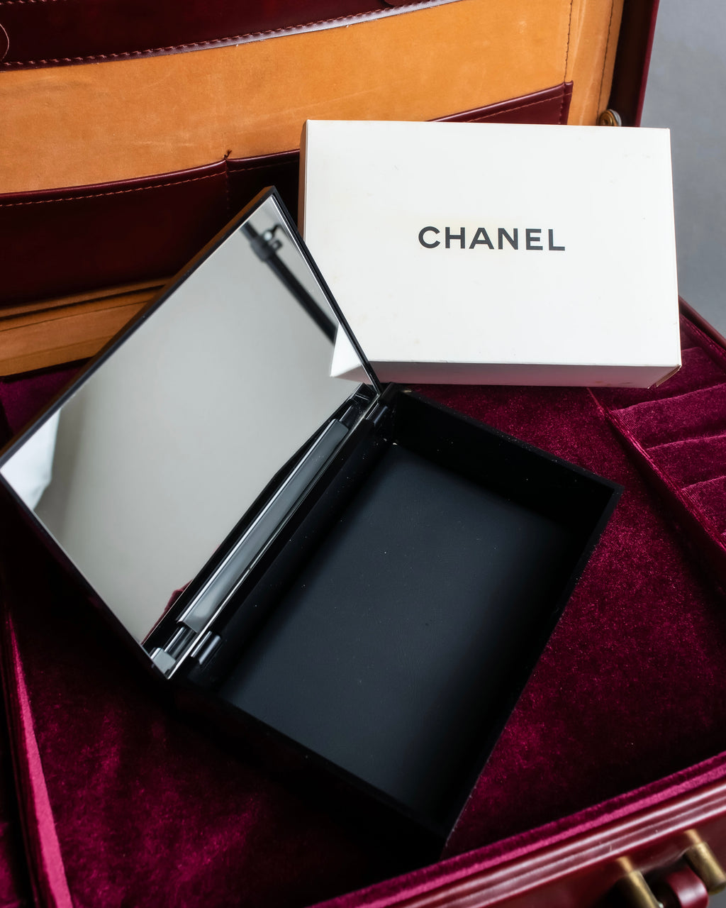 "CHANEL" Logo engraved black lacquer mirror jewelry case