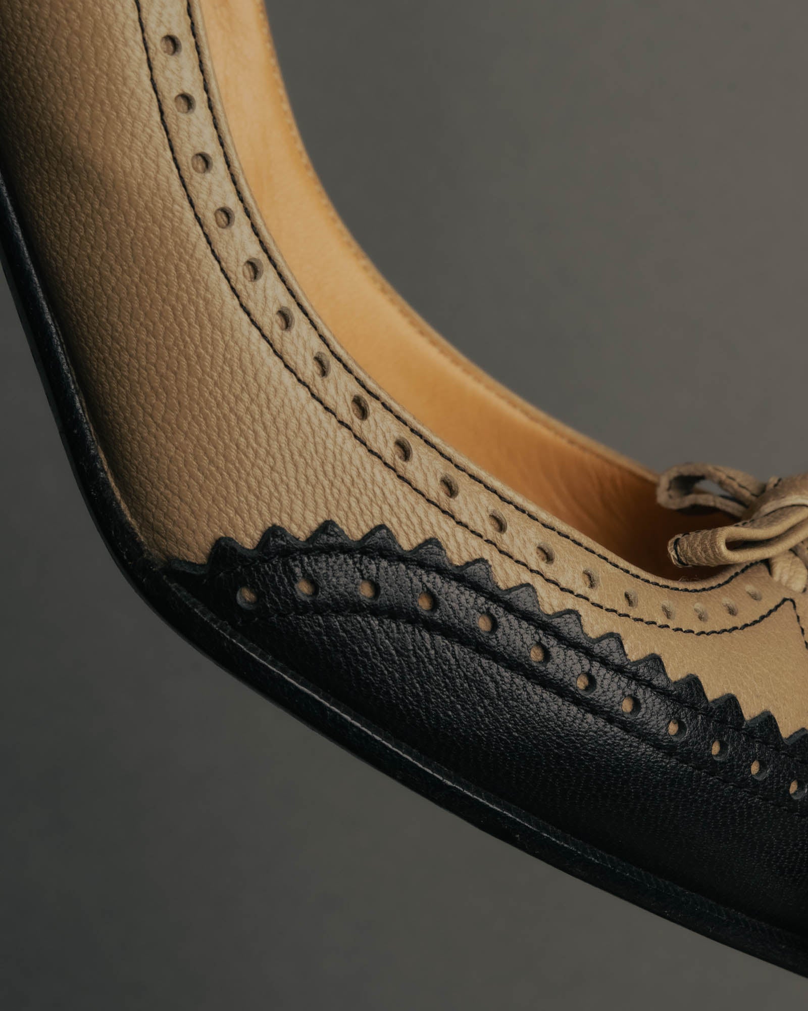 "HERMÈS" 80's-90's Classic bi-color leather tassel brogue pumps