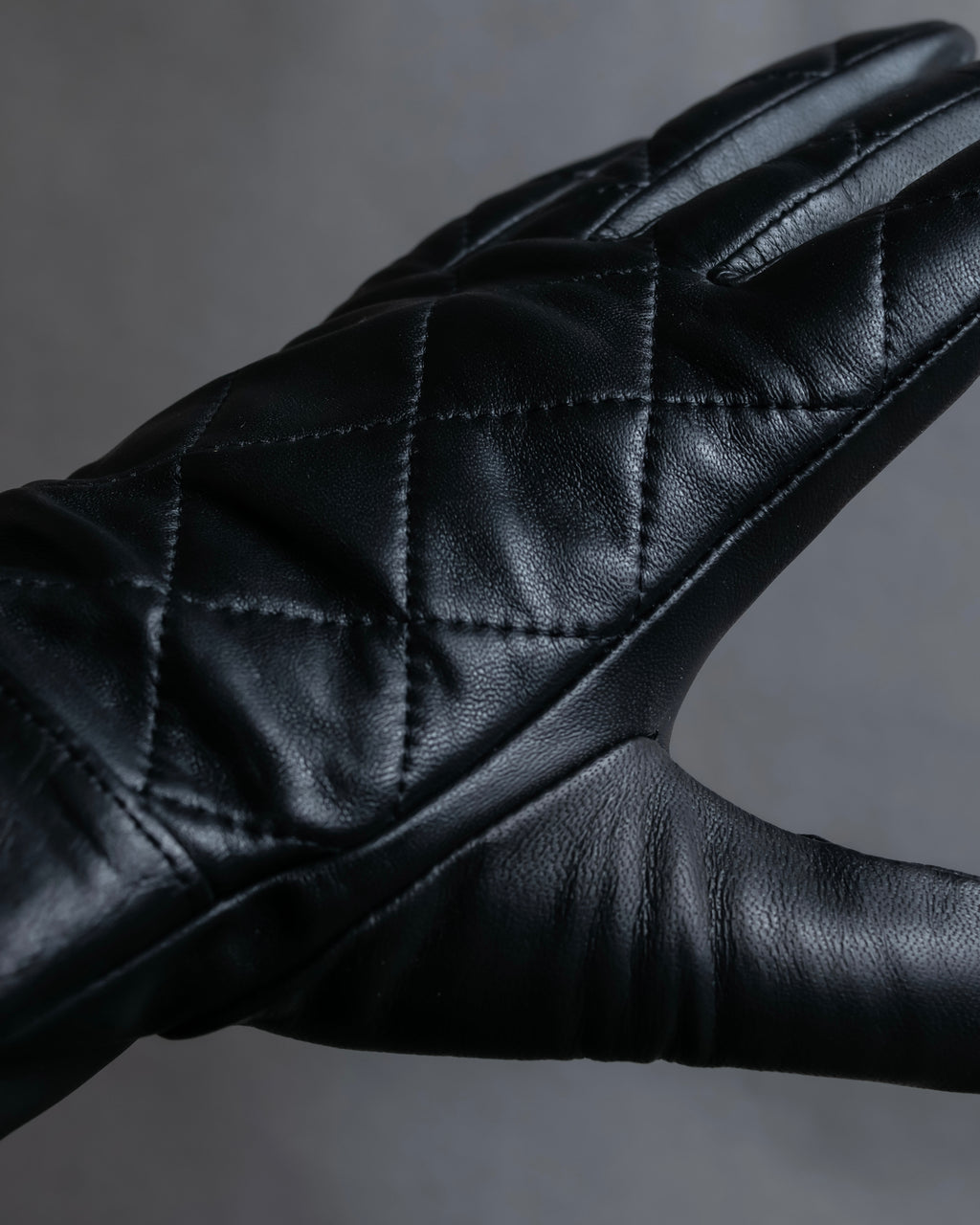 "Pierre Cardin" Belt buckle design quilted leather gloves