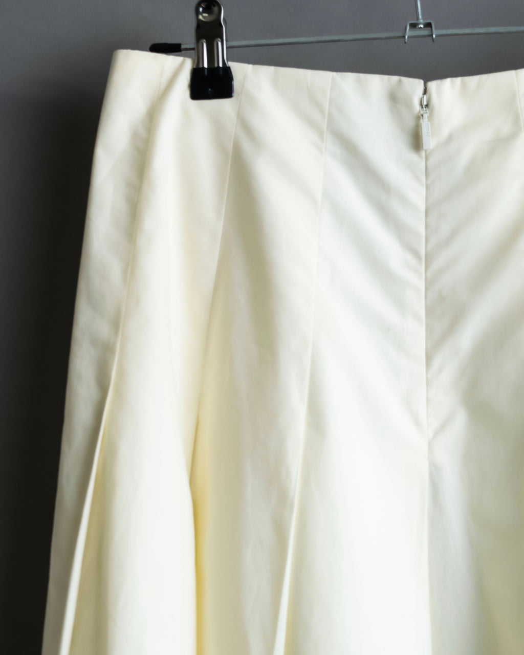 "FENDI" hole pattern and tack designed skirt