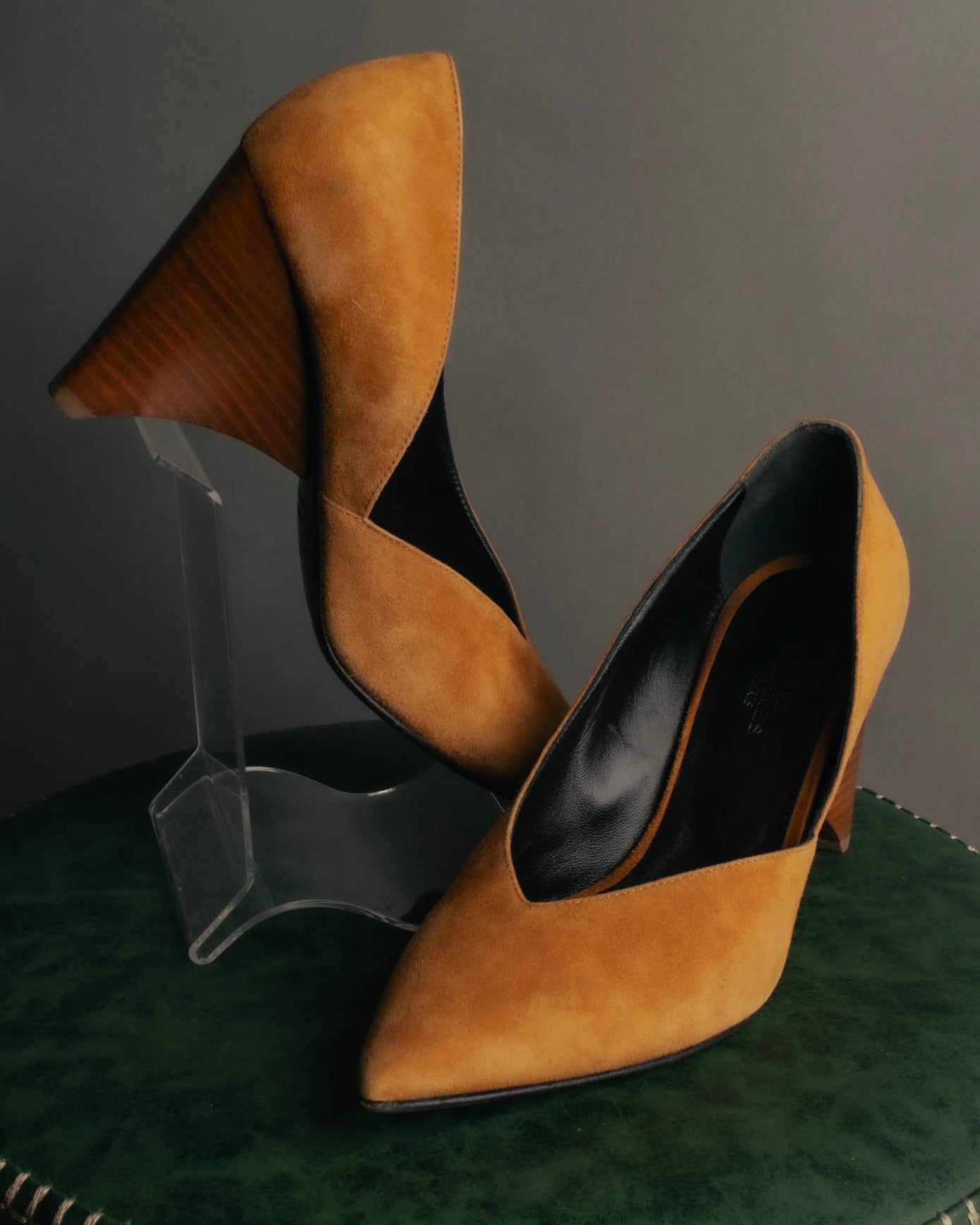 "Hermès" 90's-00's Sculptural suede pointed-toe pumps