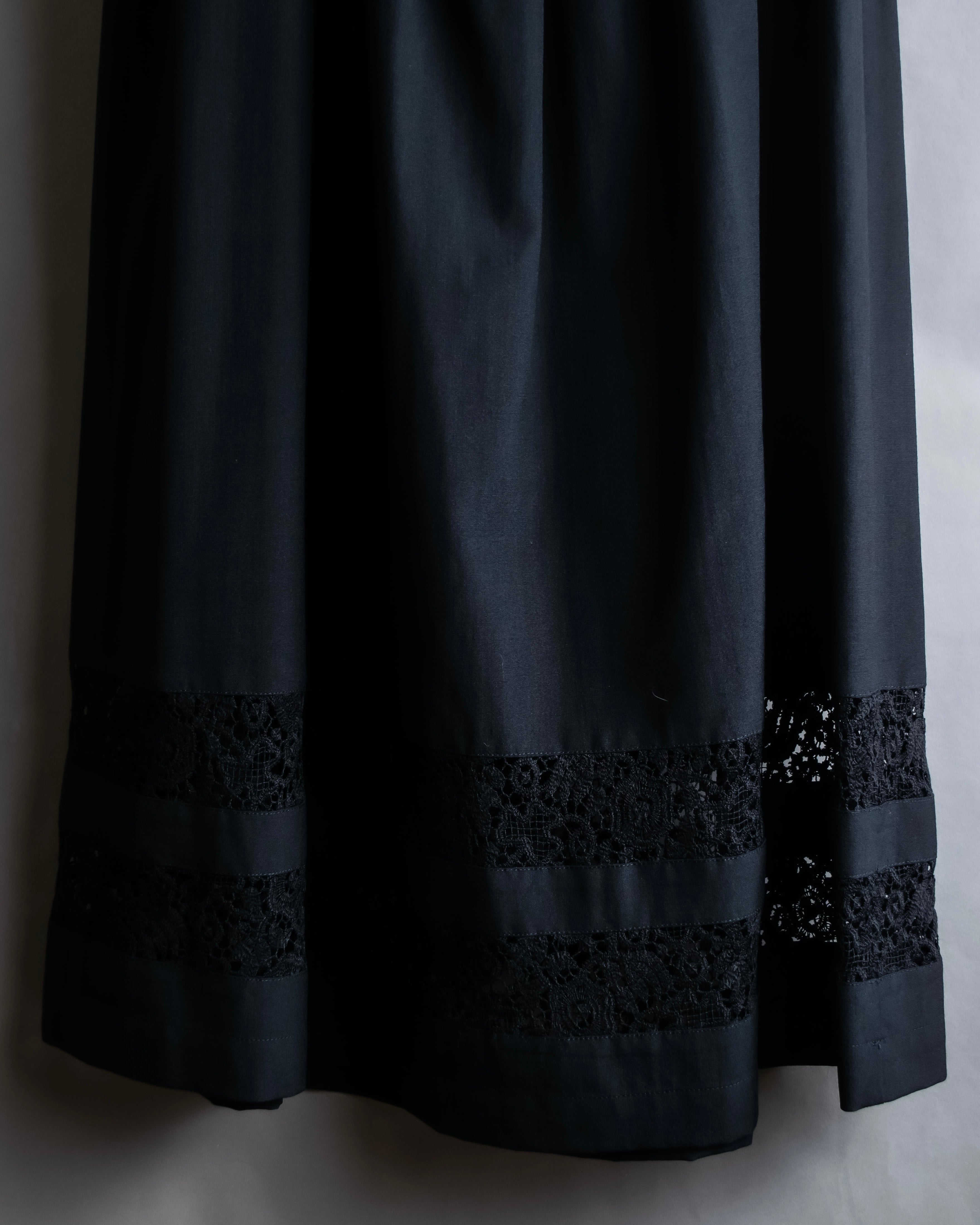 "tricot COMME des GARCONS"  Lace design at hem flare skirt