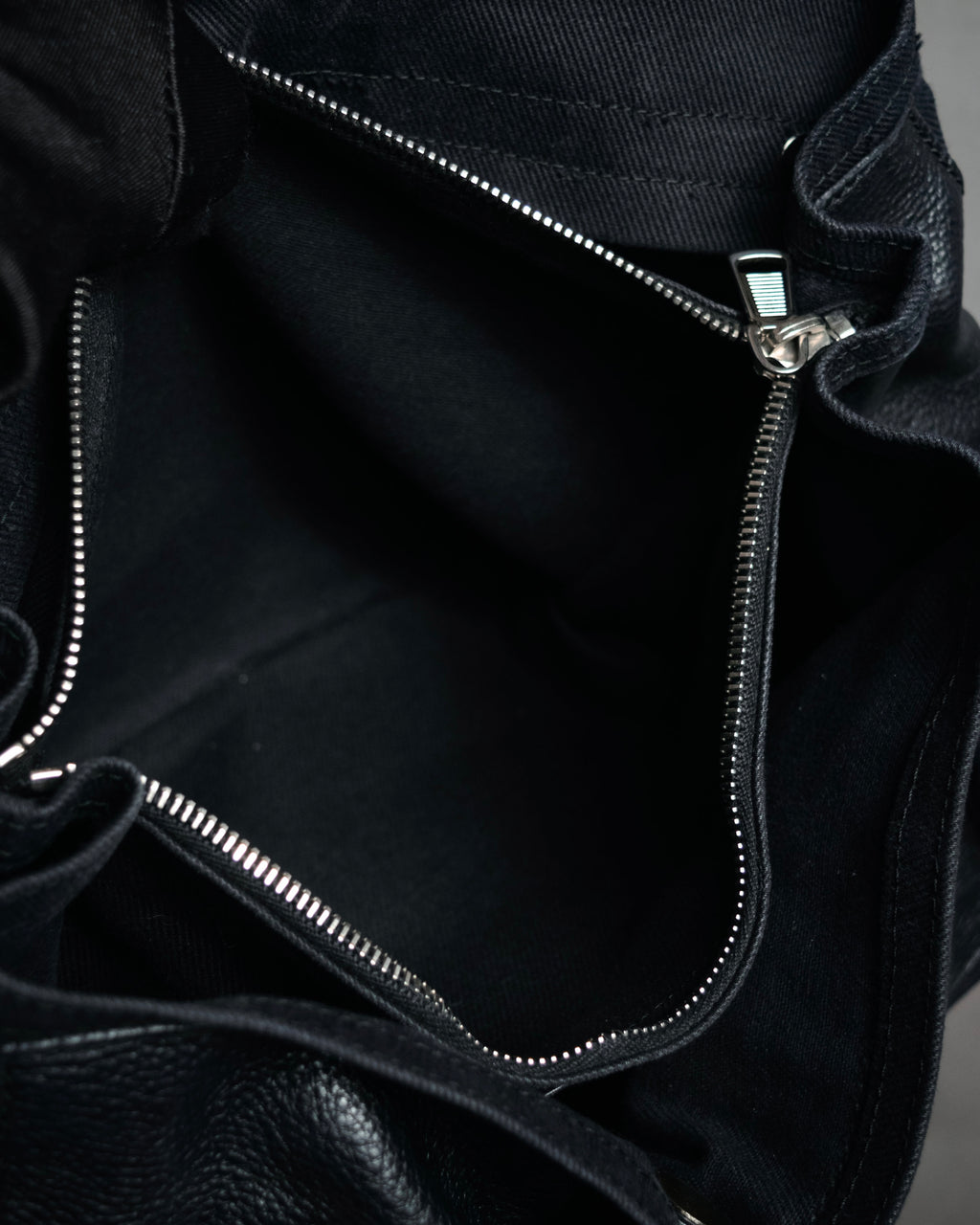 “YVES SAINT LAURENT” Late 2000s Muse Two grained leather flap hand bag