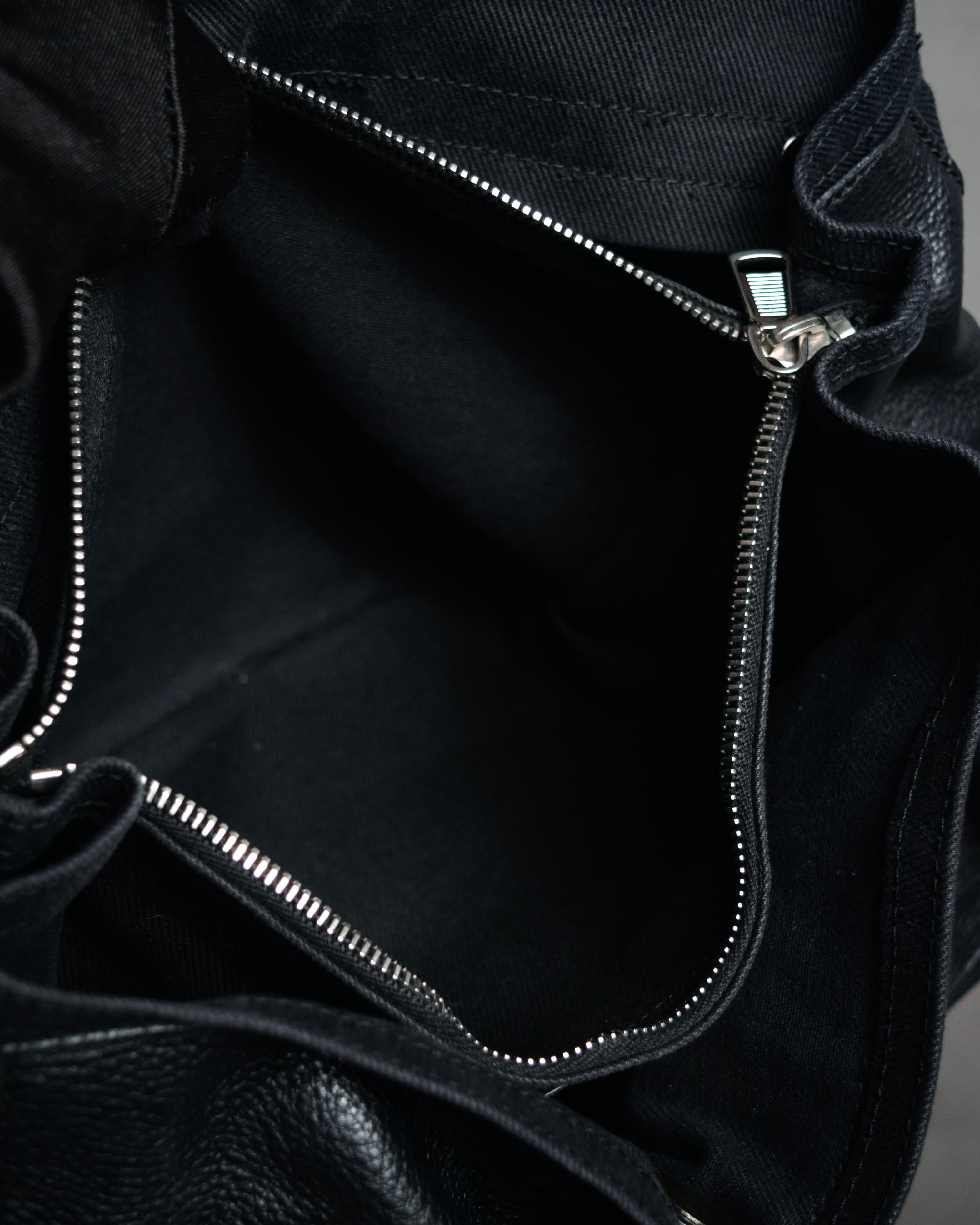 “YVES SAINT LAURENT” Late 2000s Muse Two grained leather flap hand bag