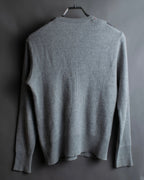 Diagonal deformed check rib knit.