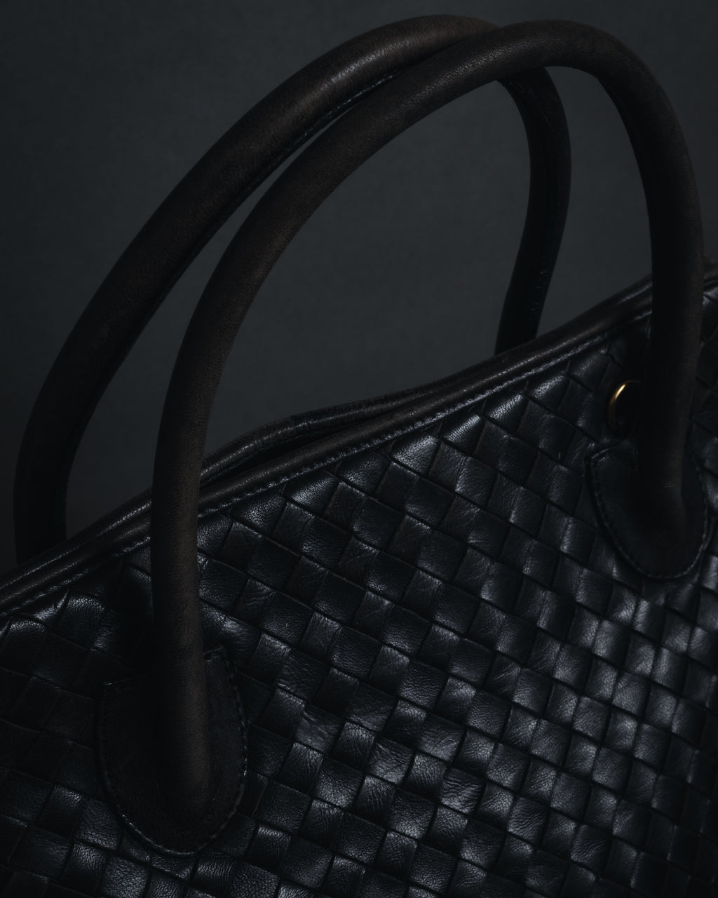 –SPECIAL– "BOTTEGA VENETA"
90’s-00’s intrecciato trapezoid handle bag