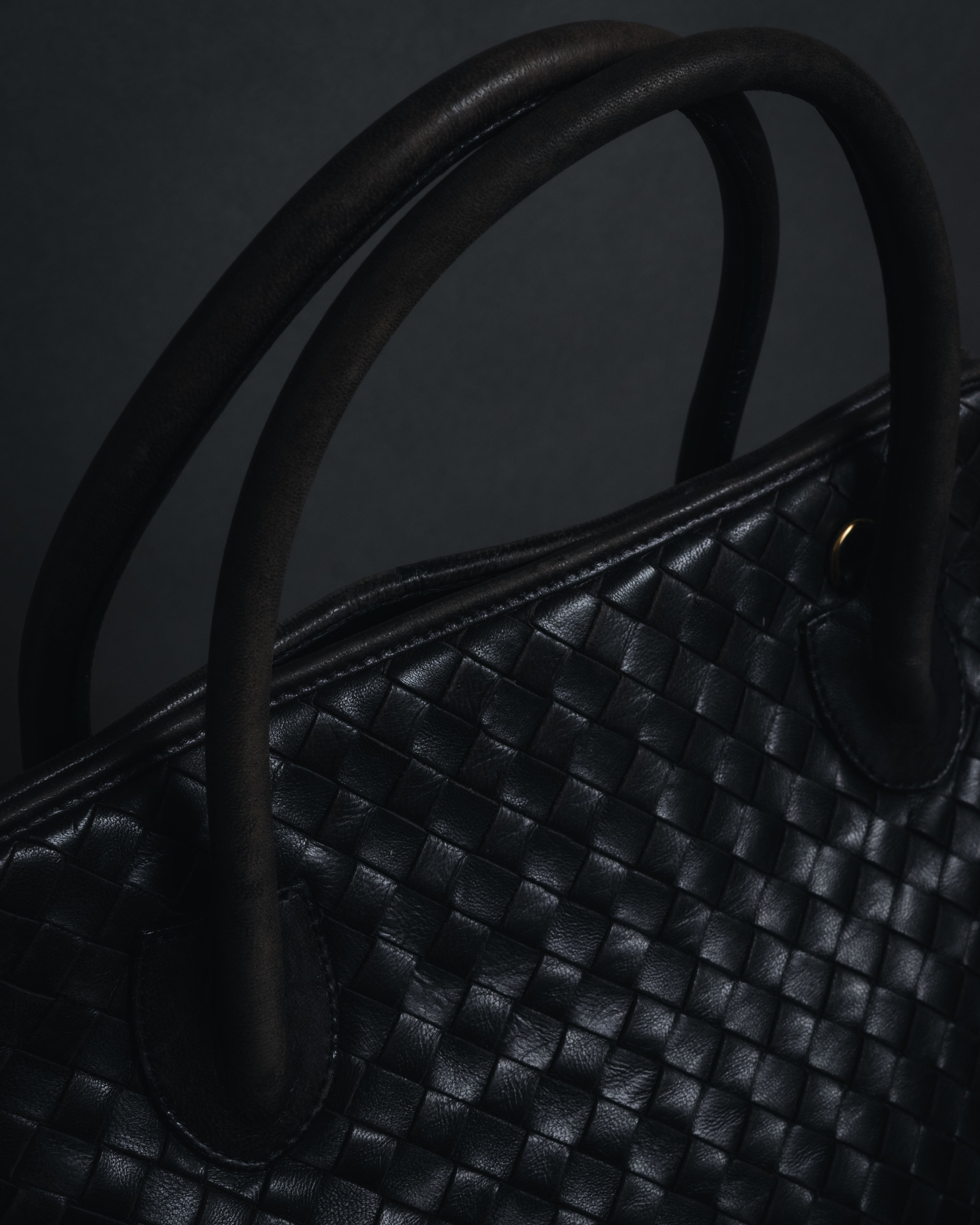 –SPECIAL– "BOTTEGA VENETA"
90’s-00’s intrecciato trapezoid handle bag