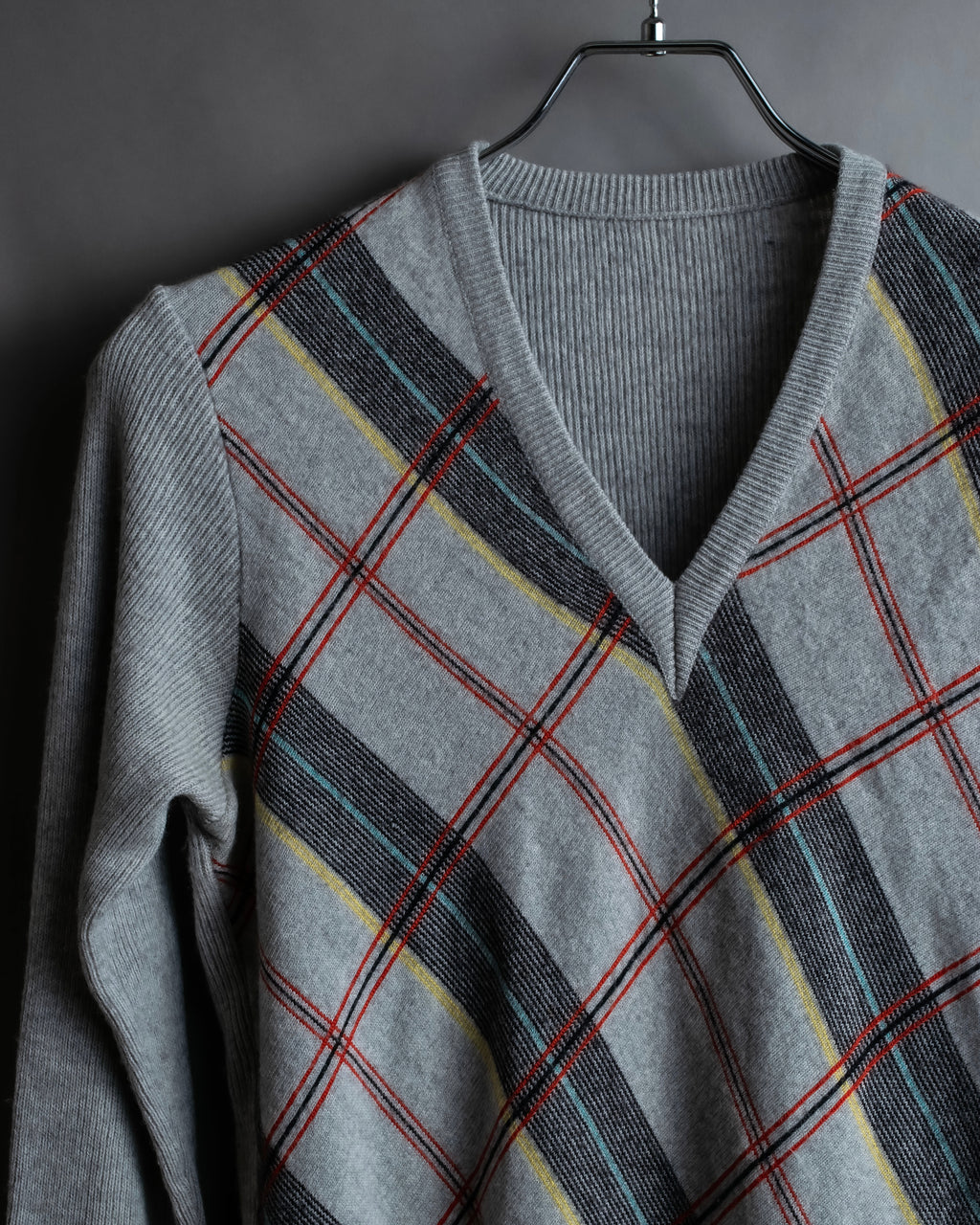 Diagonal deformed check rib knit.