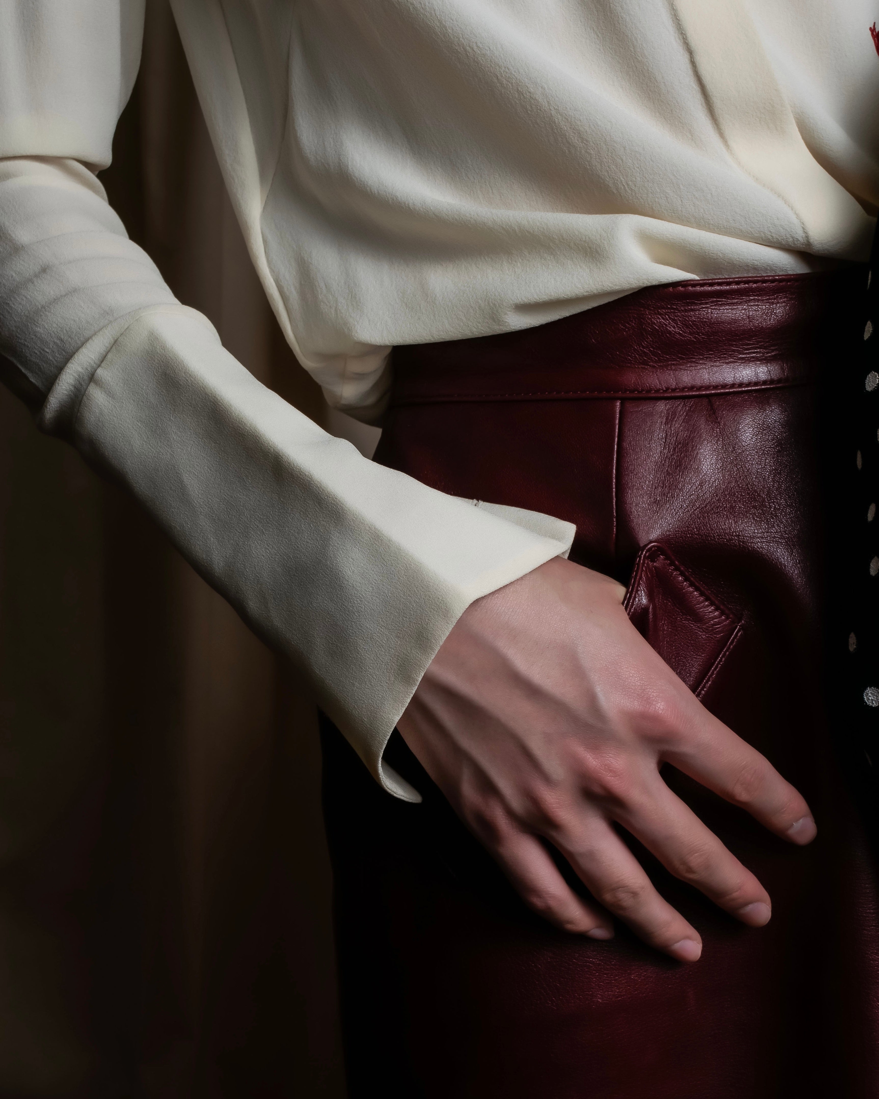 Camisa de seda con bordado en forma de logotipo "Alexandar McQueen" sin cuello