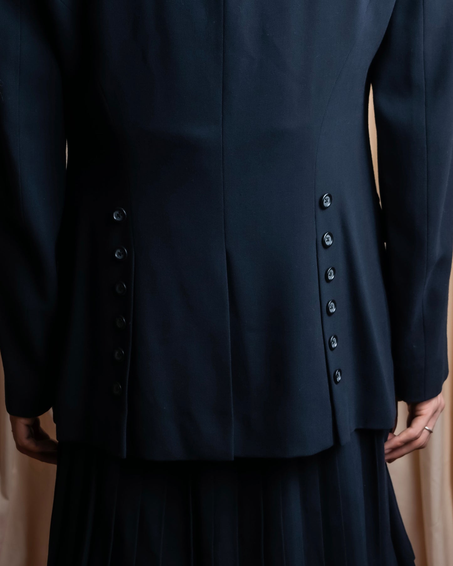 "DKNY" Peak lapel buttoned tailored jacket＆pleated wrap skirt set up