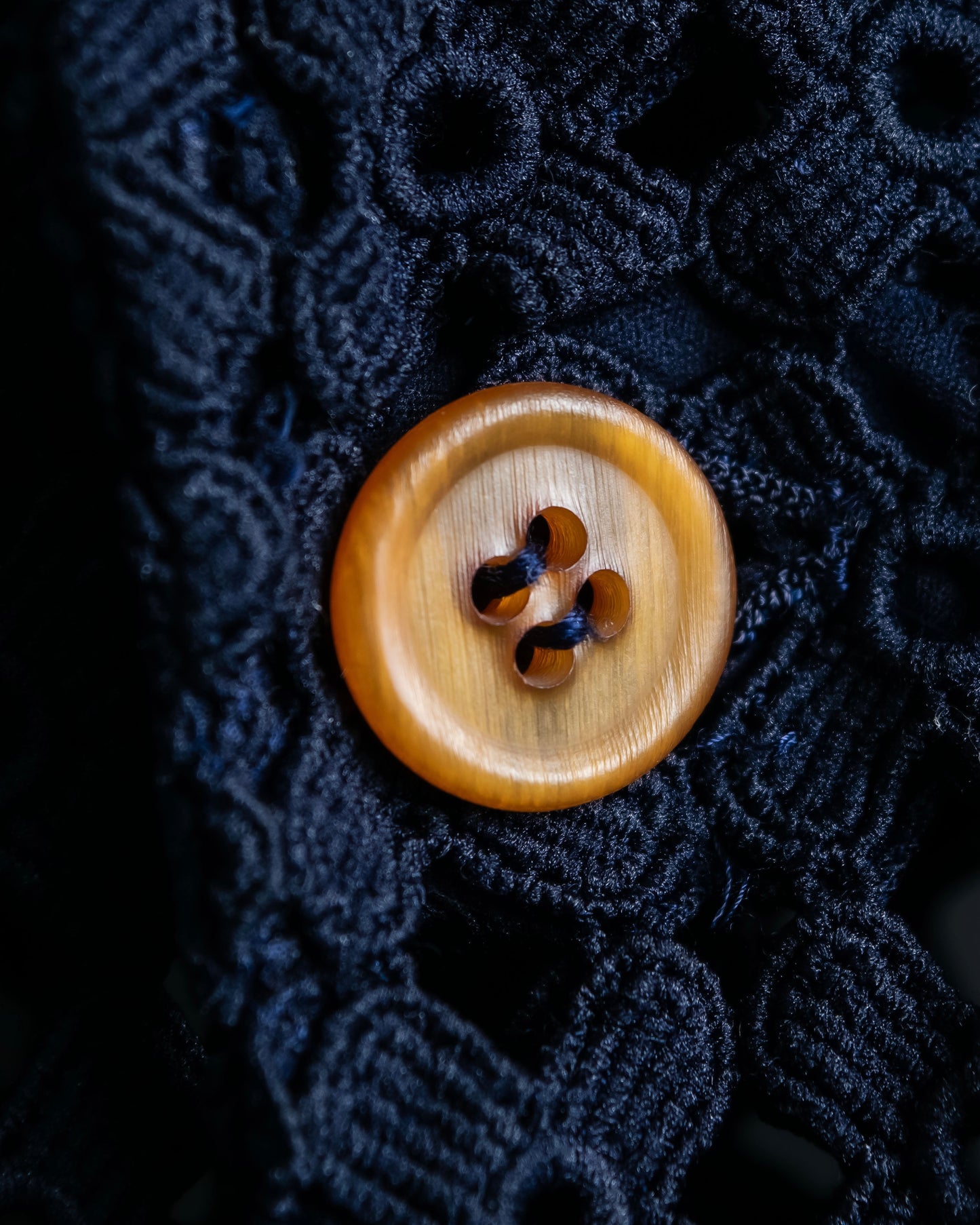 “Comme des Garçons Comme des Garçons ” Wood button thick lace jacket