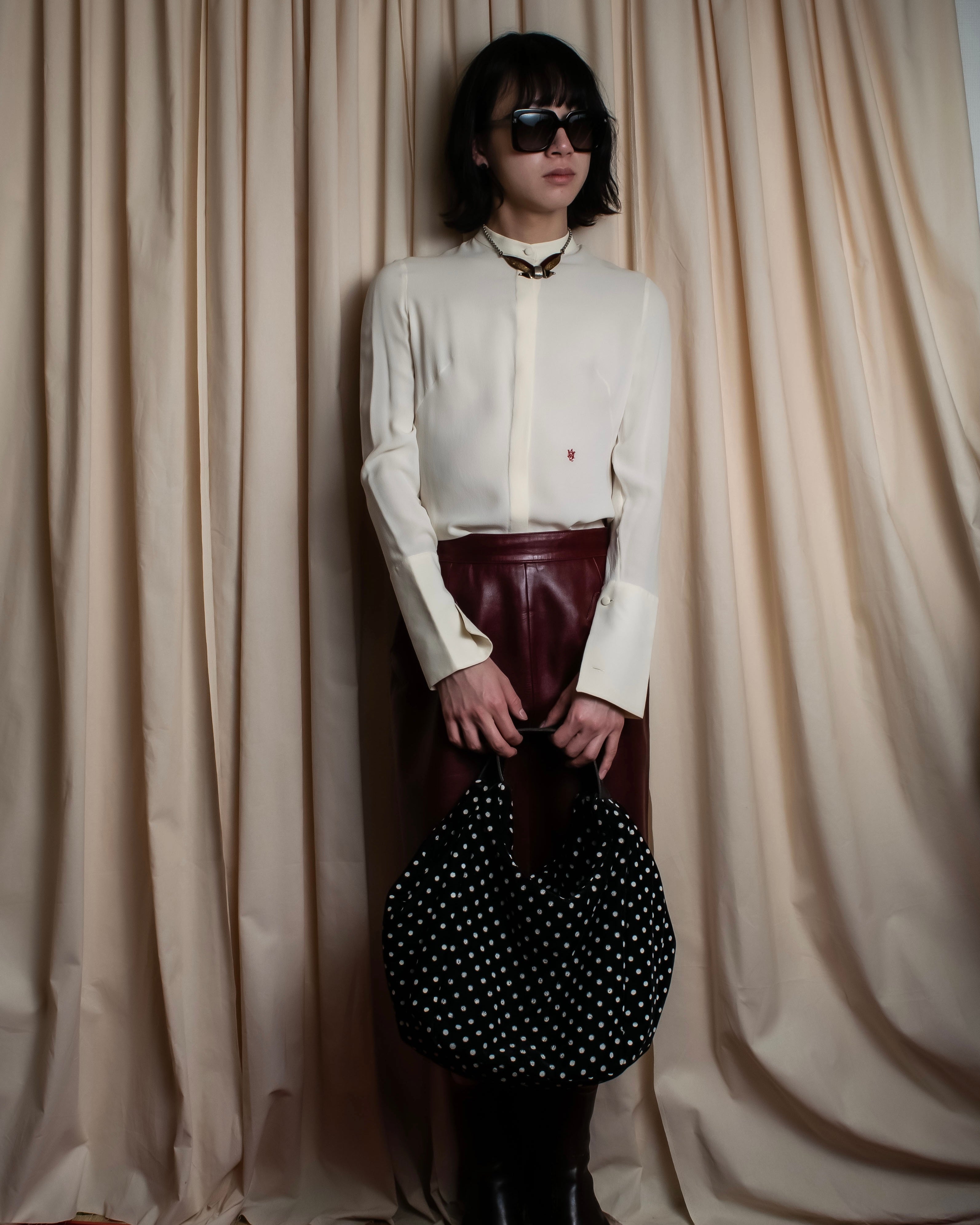 Camisa de seda con bordado en forma de logotipo "Alexandar McQueen" sin cuello