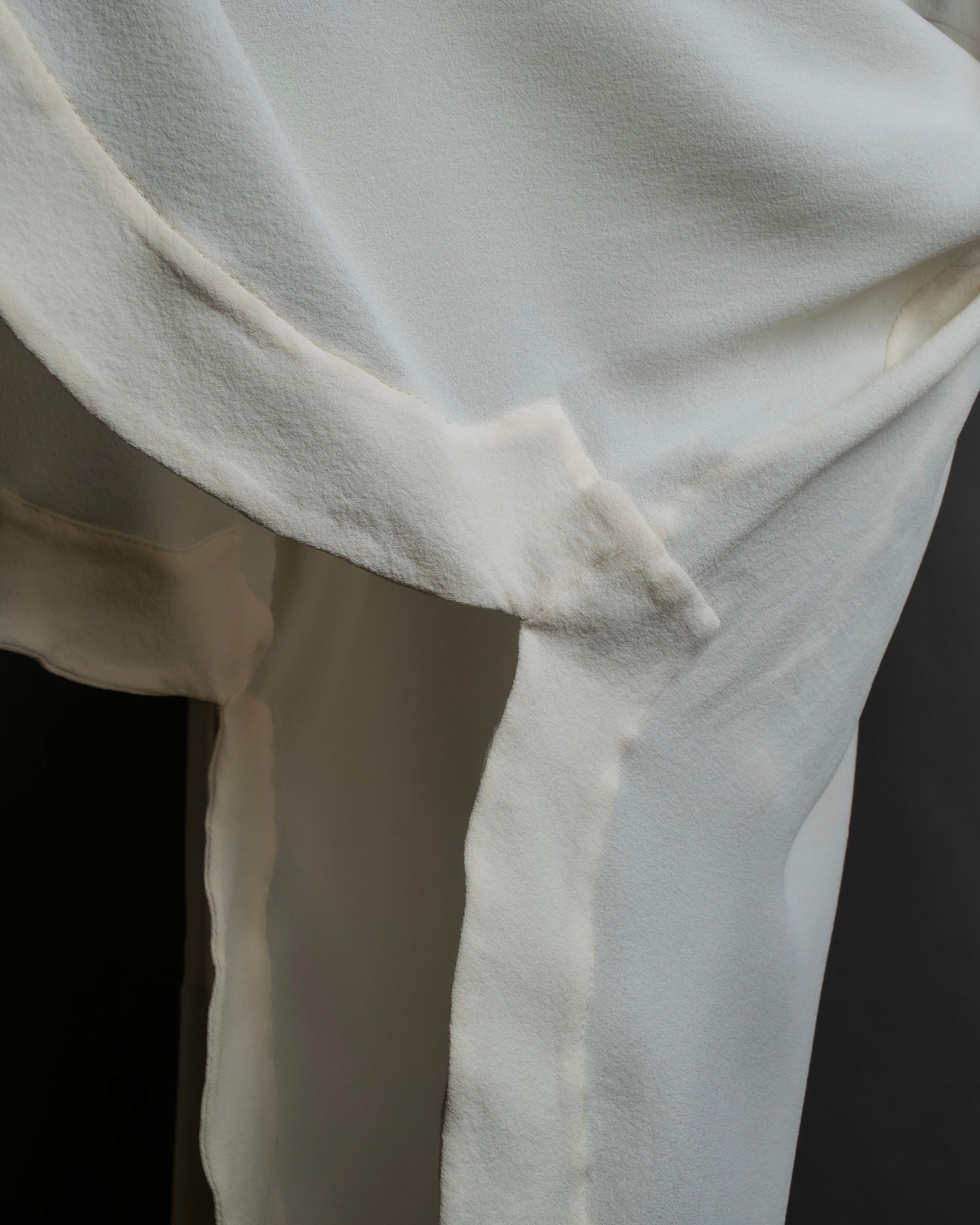 Camisa de seda con bordado en forma de logotipo "Alexandar McQueen" sin cuello