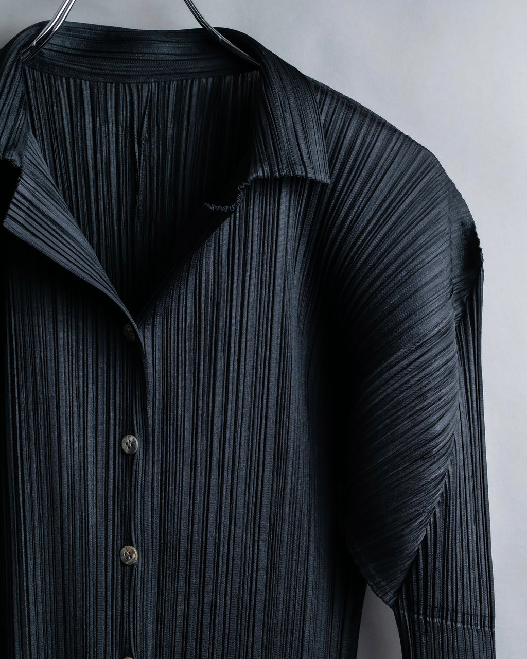 "PLEATS PLEASE ISSEY MIYAKE"
Features sleeve open collar blouse