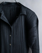 "PLEATS PLEASE ISSEY MIYAKE"
Features sleeve open collar blouse