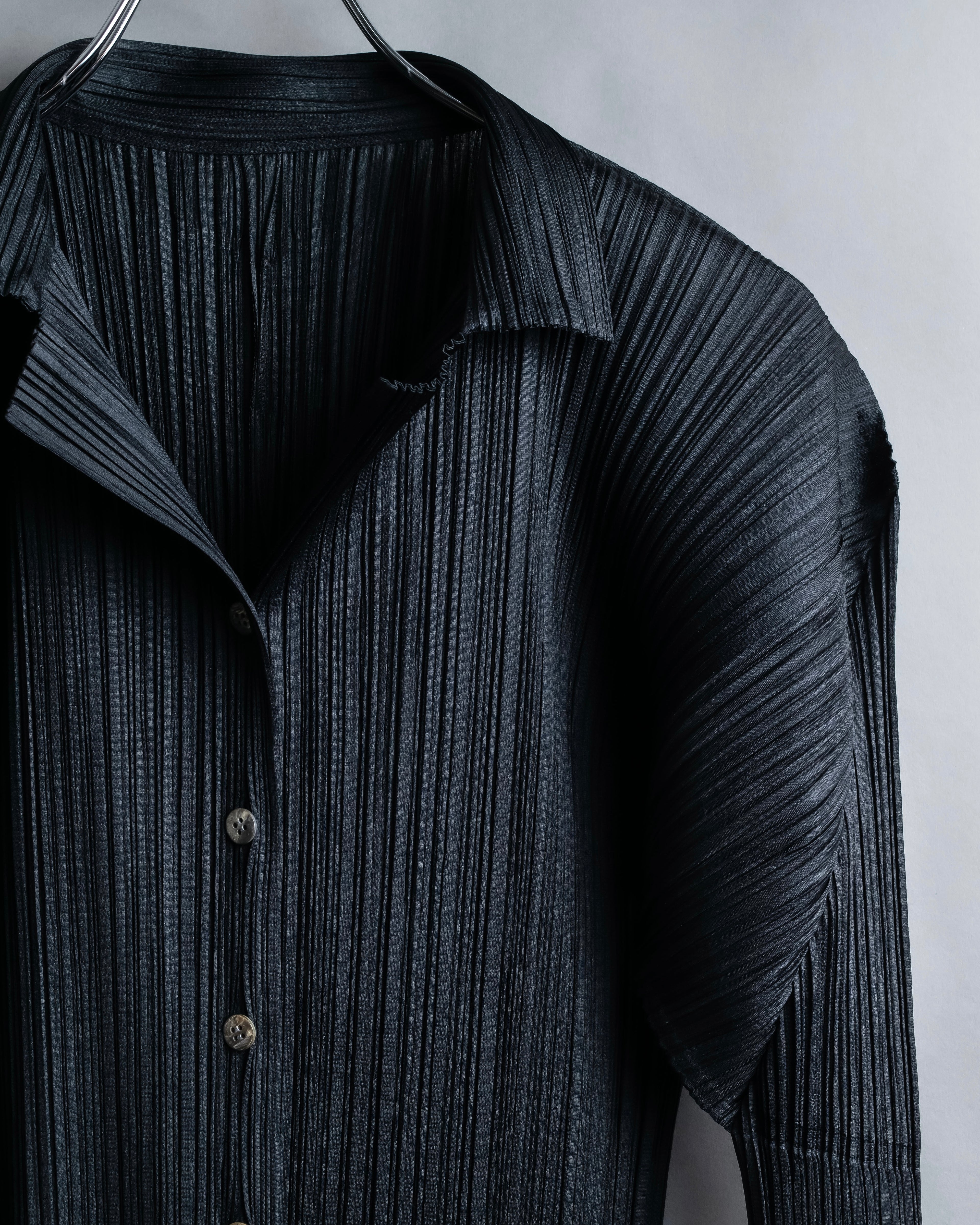 "PLEATS PLEASE ISSEY MIYAKE"
Features sleeve open collar blouse