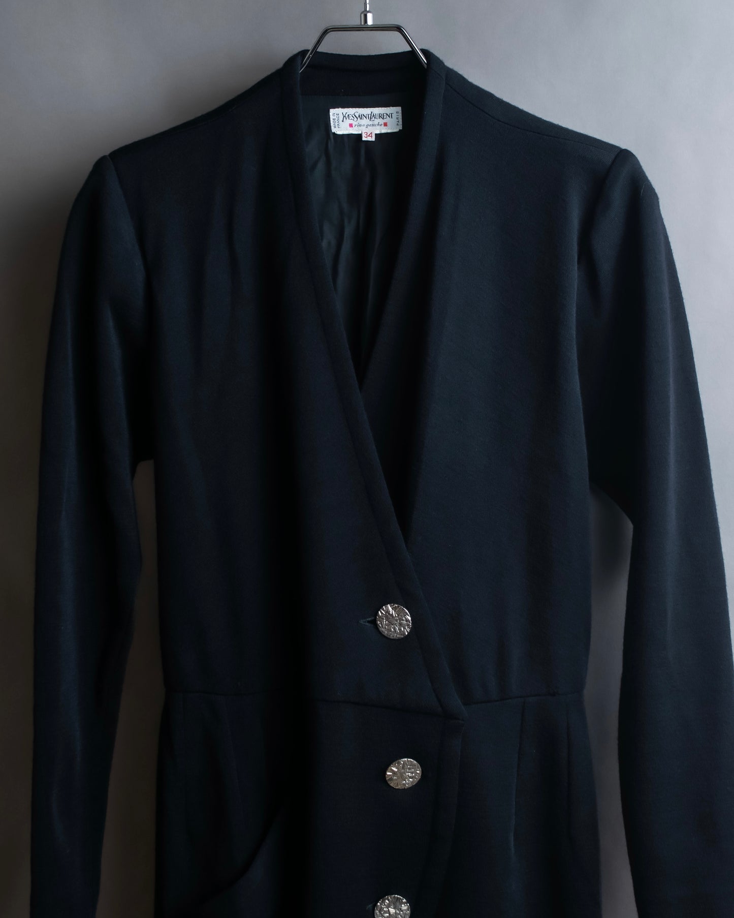 "Yves Saint Laurent Rive Gauche"
Beautiful button design no-collar coat