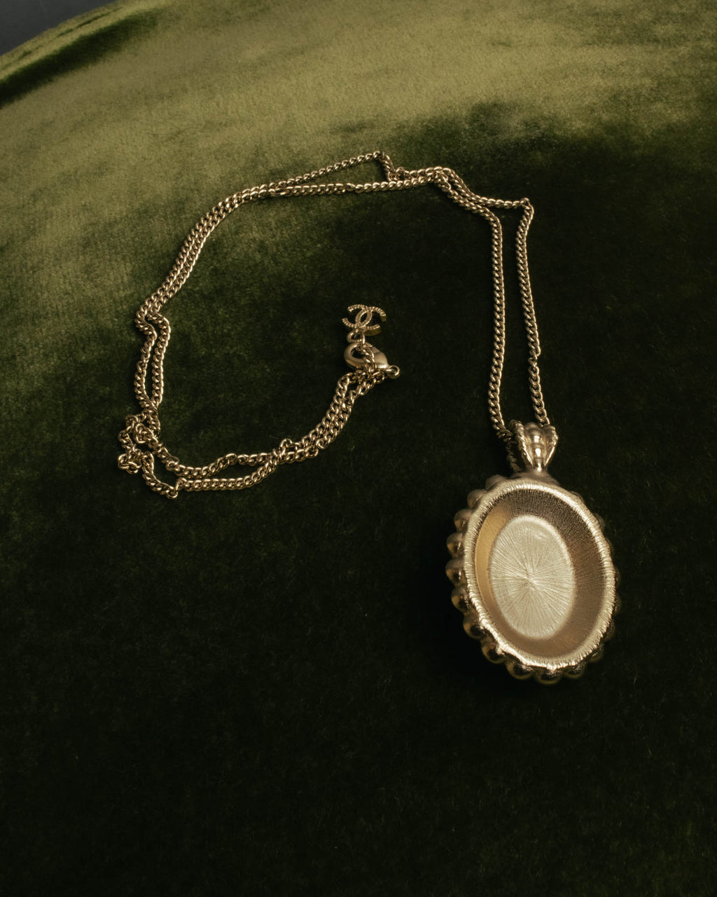 -SPECIAL- “CHANEL” 2017 Cruise Collection Pearl trimmed black pendant necklace