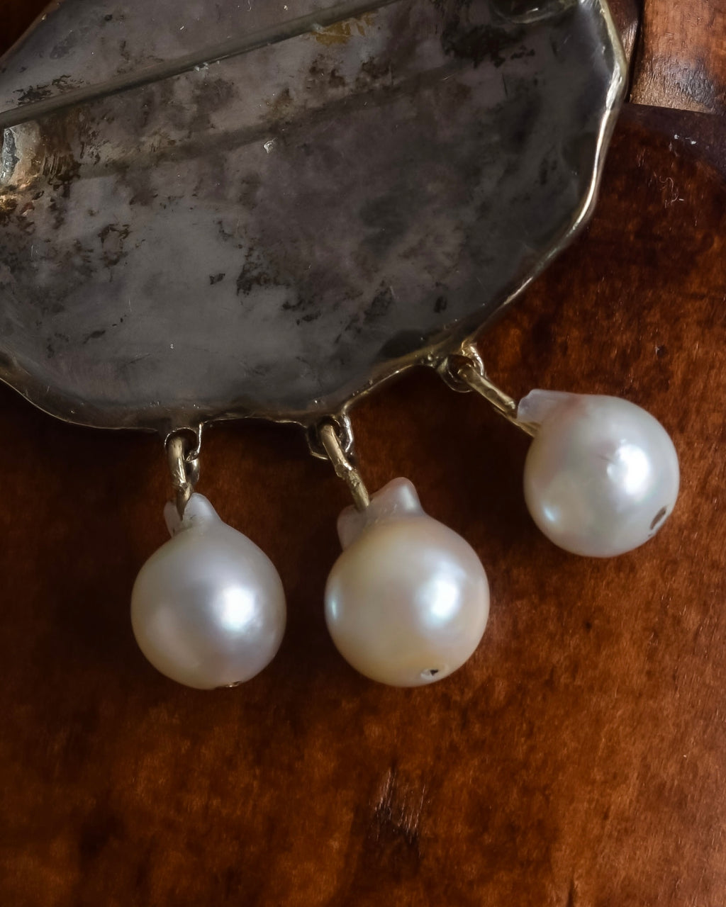 "Vintage engraved relief motif pearl brooch"