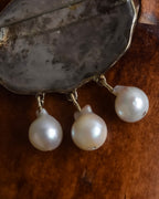 "Vintage engraved relief motif pearl brooch"