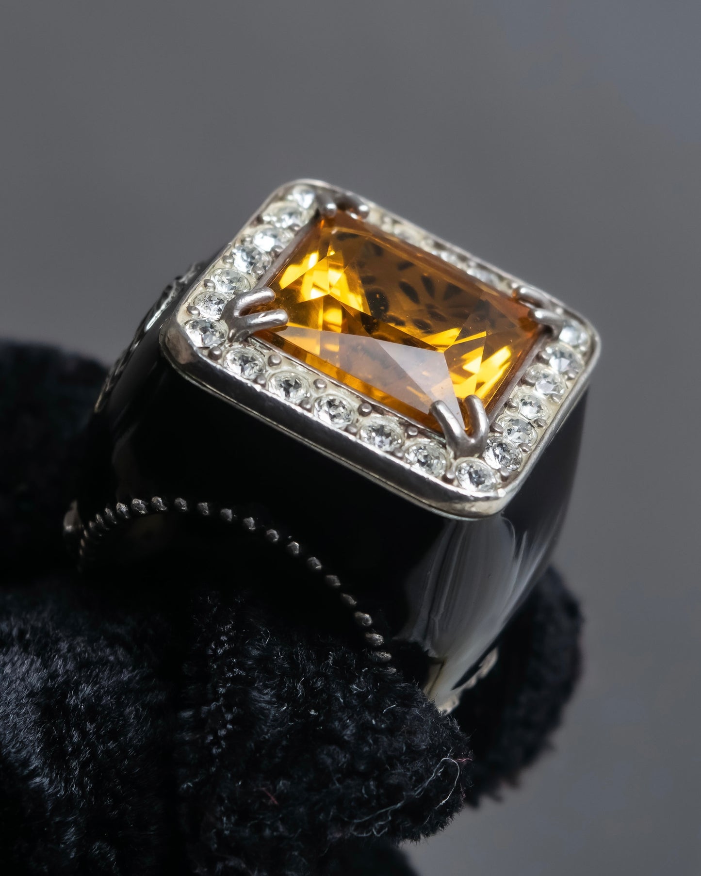 "GUCCI" Amber rhinestone GG motif engraved signet ring