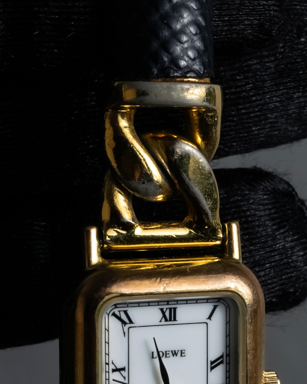 "LOEWE" 90's Square forum relief design watch