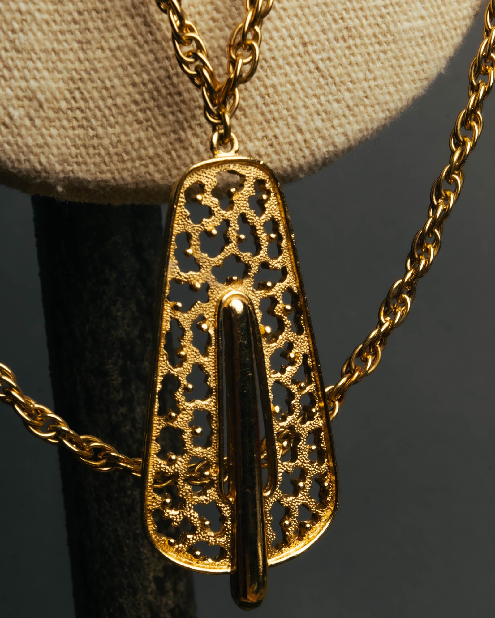 "TRIFARI" 50's-60's Ornate gold tone pendant necklace