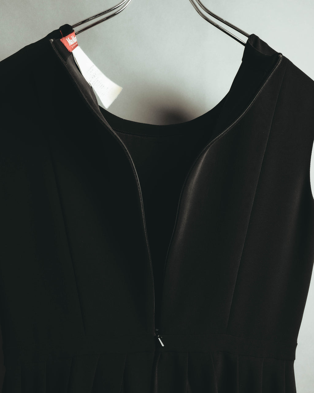 "Max Mara Studio" 00's-10's Elegant sleeveless pleated midi dress