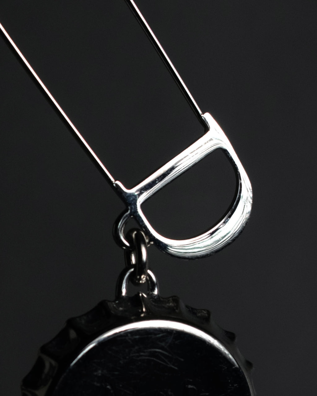 “DIOR” 2018-present Bottle cap pin brooch