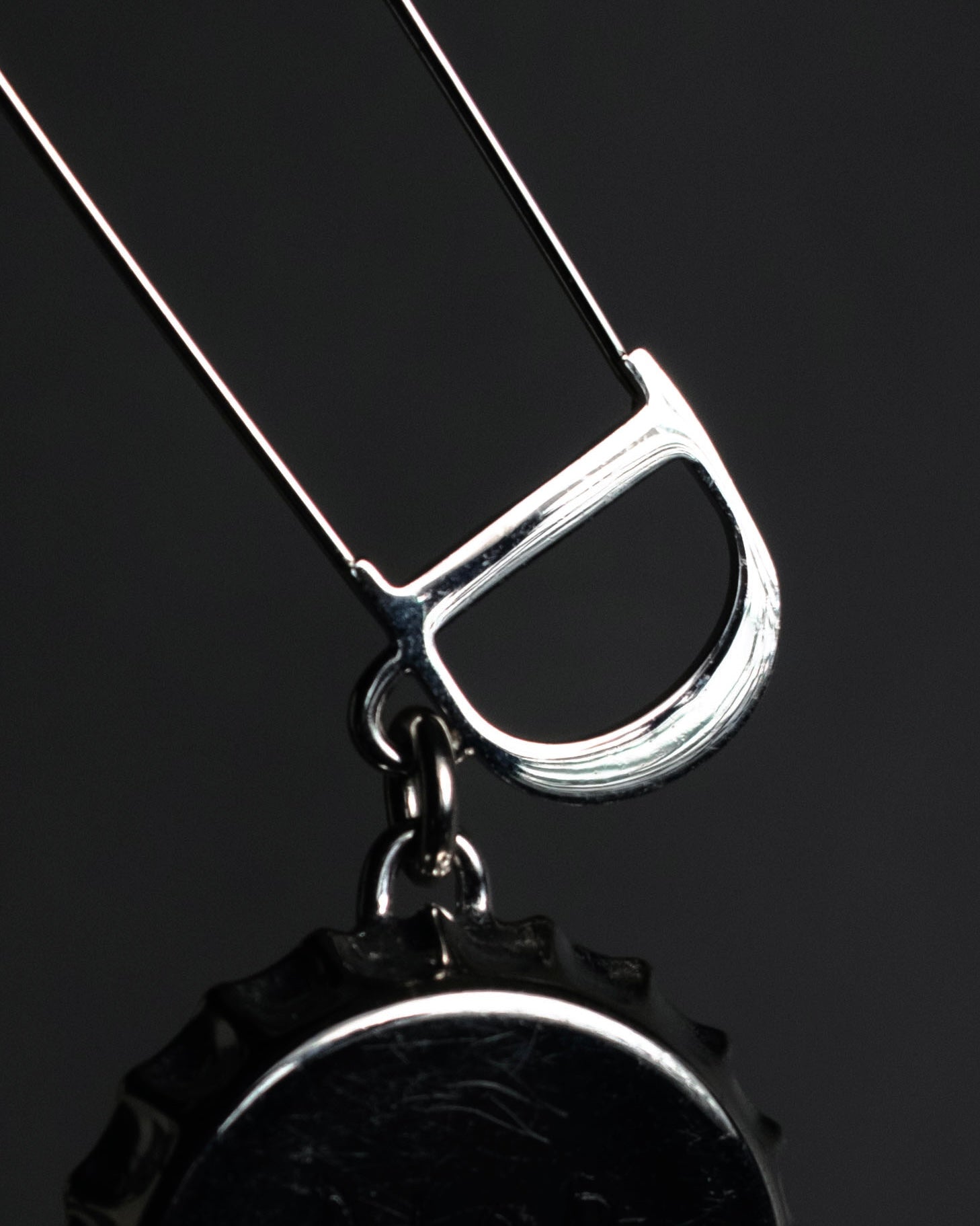 “DIOR” 2018-present Bottle cap pin brooch