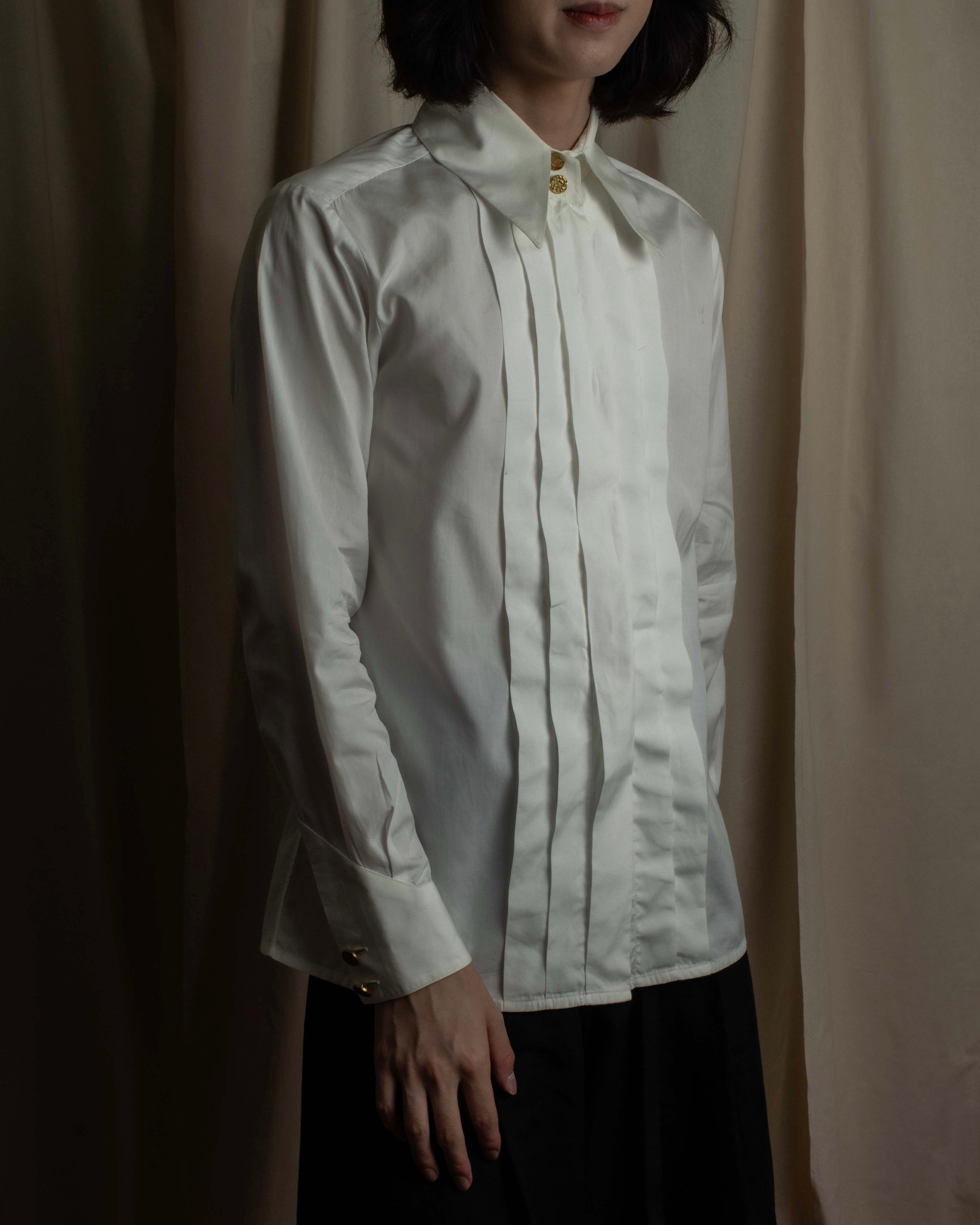 "CHANEL" Gold button design pleated white shirt