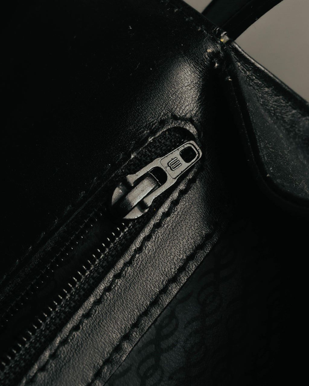 “Gianfranco Lotti” 90’s-00’s Black leather turn lock shoulder bag