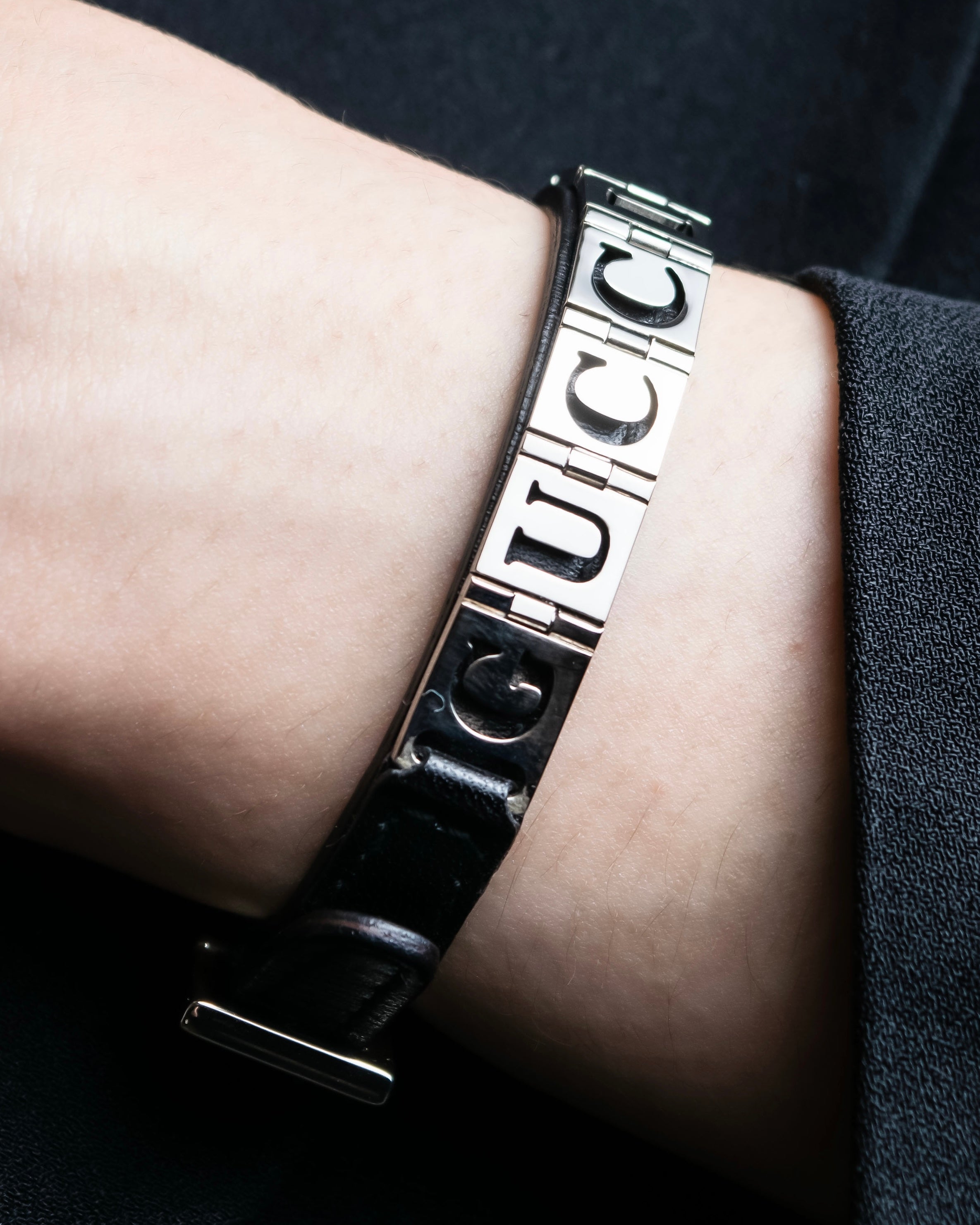"GUCCI" Logo cat engraved leather bracelet