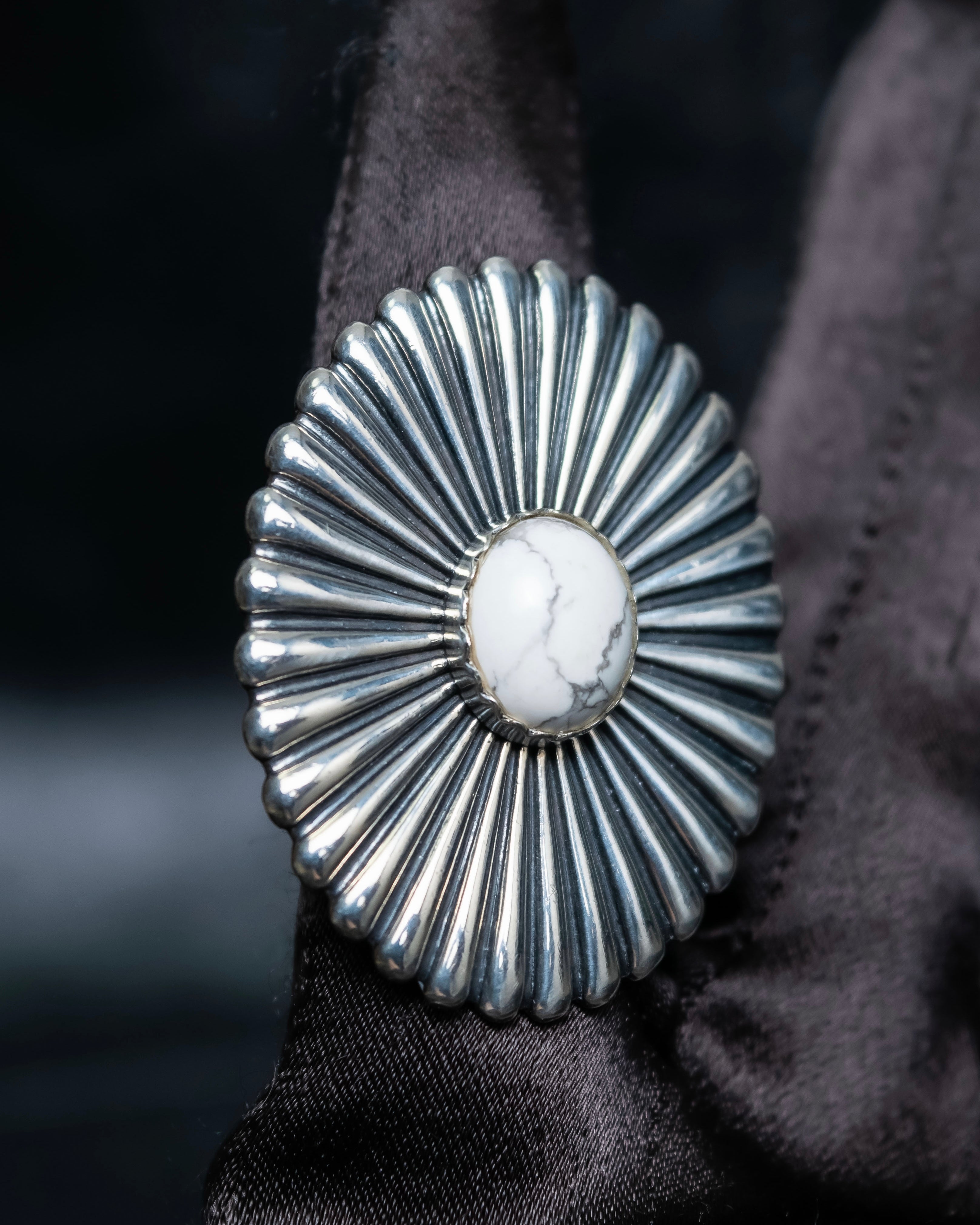 “Enasoluna” Flower motif marble stone silver ring