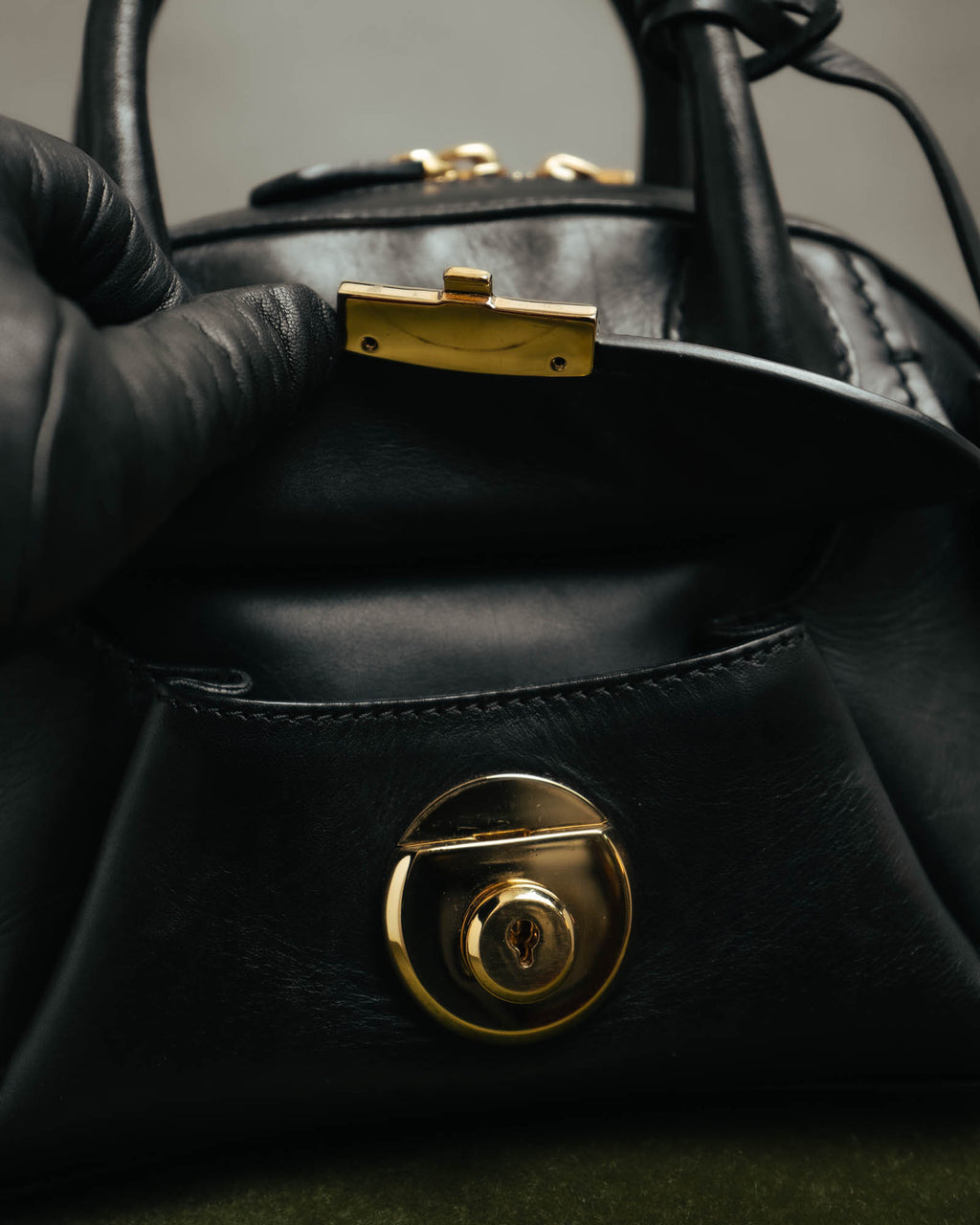 –SPECIAL– “Salvatore Ferragamo“ 00’s-10’s Black leather dome handbag