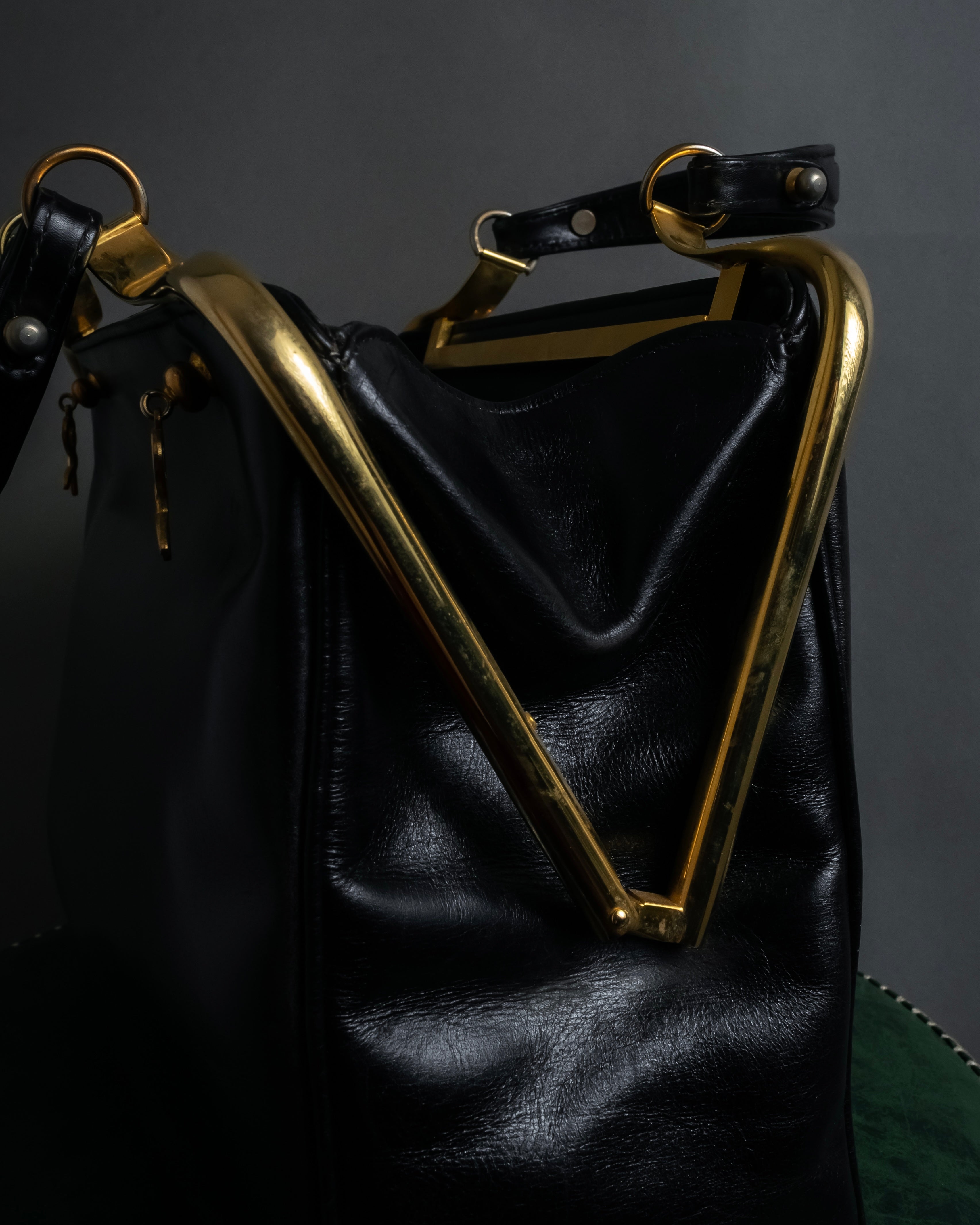 "Roberta Di Camerino" Logo motif charm design modern doctor bag