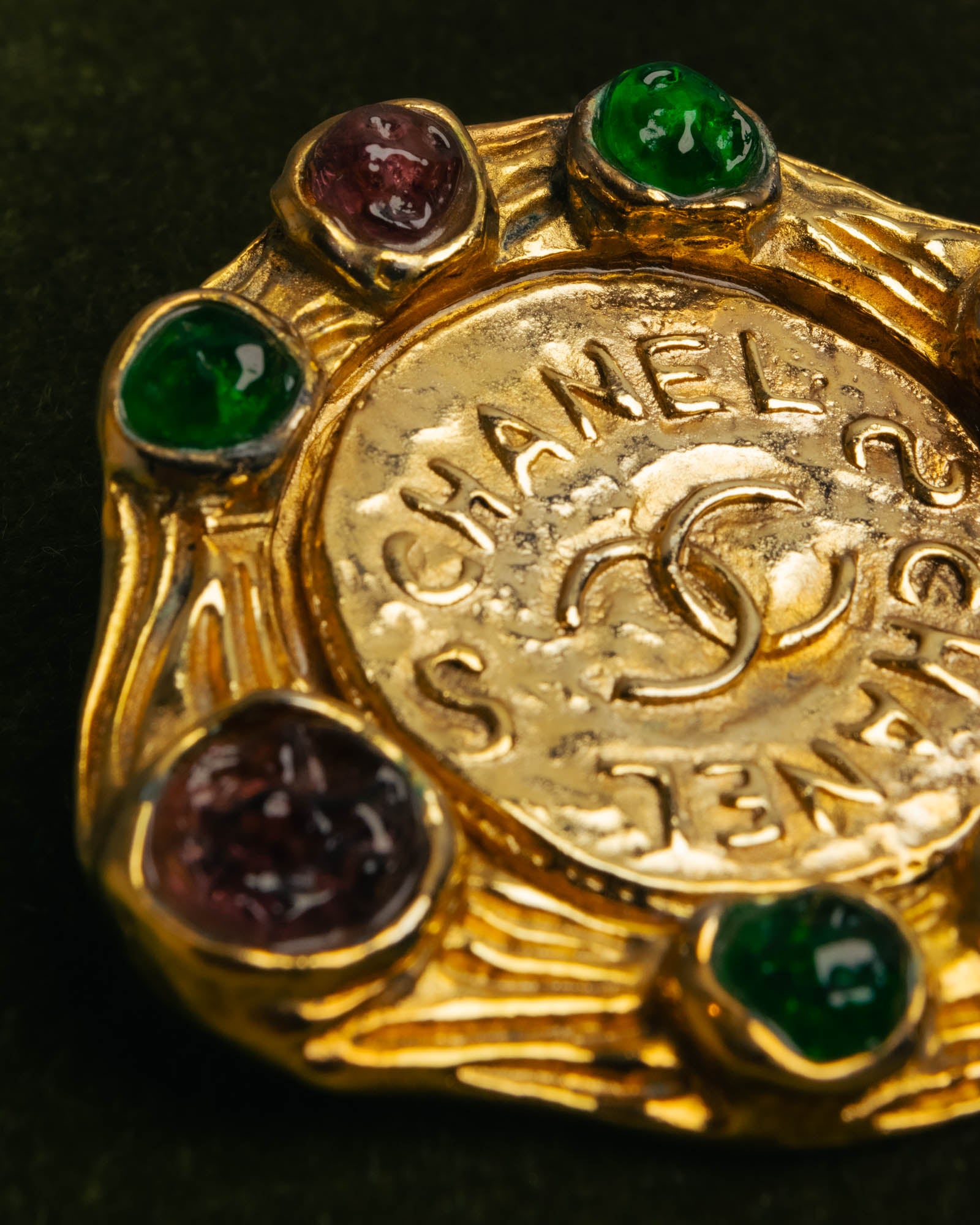 -SPECIAL- “CHANEL” 80’s-90’s Gripoix style cabochon logo brooch