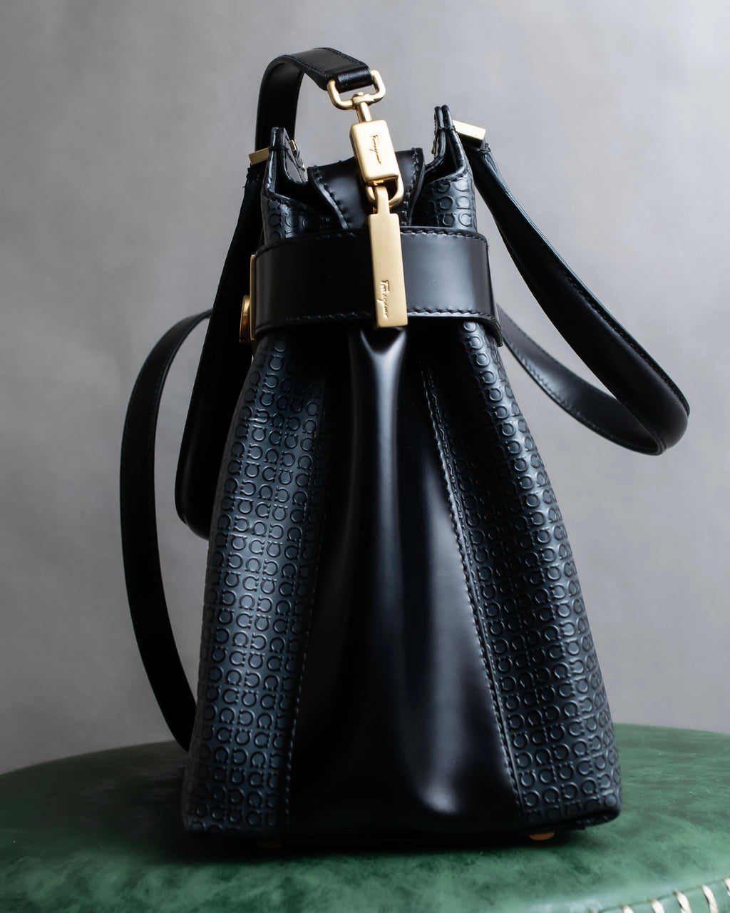 "Salvatore Ferragamo" Gancini motif monogram pattern 2-way shoulder bag