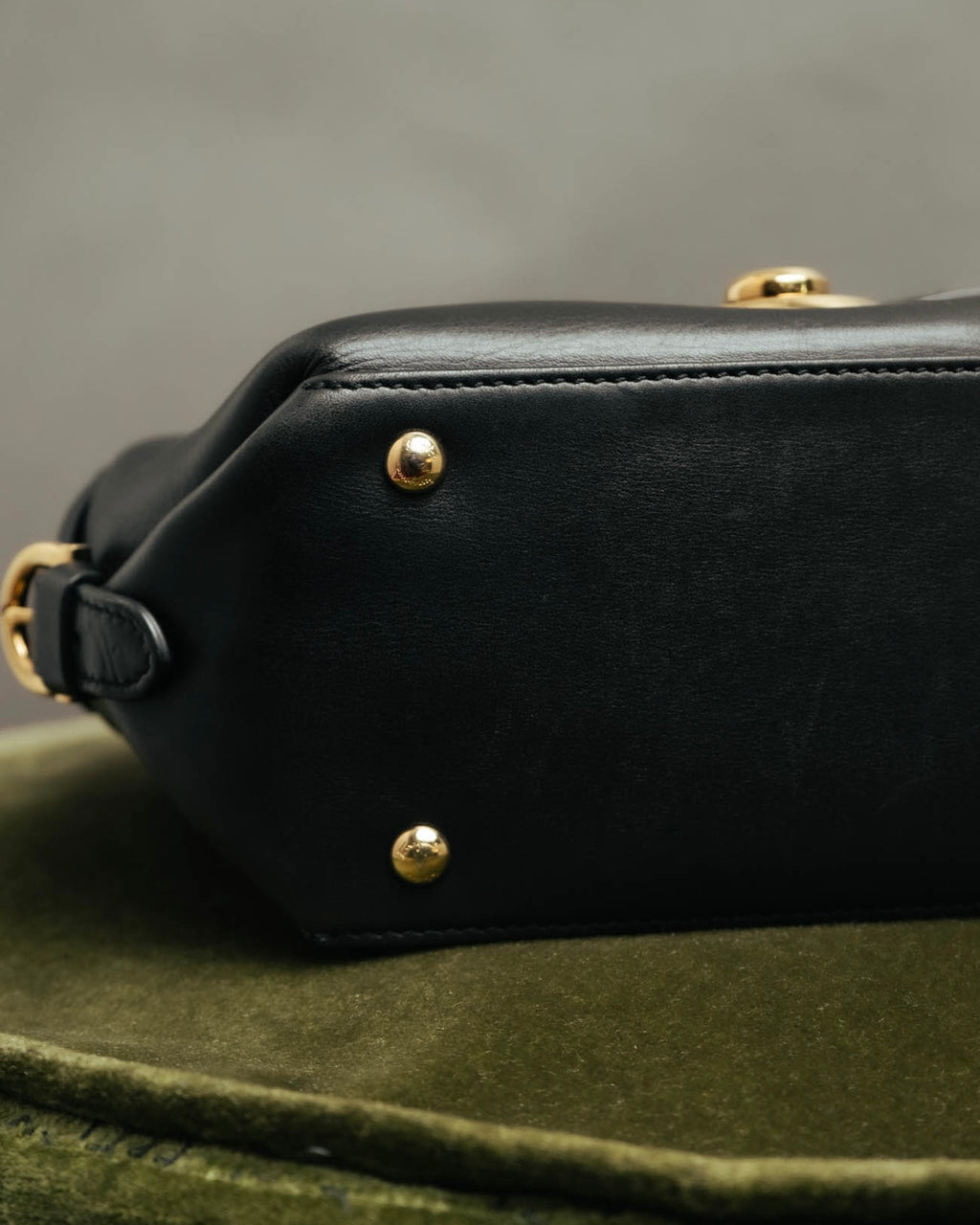 –SPECIAL– “Salvatore Ferragamo“ 00’s-10’s Black leather dome handbag