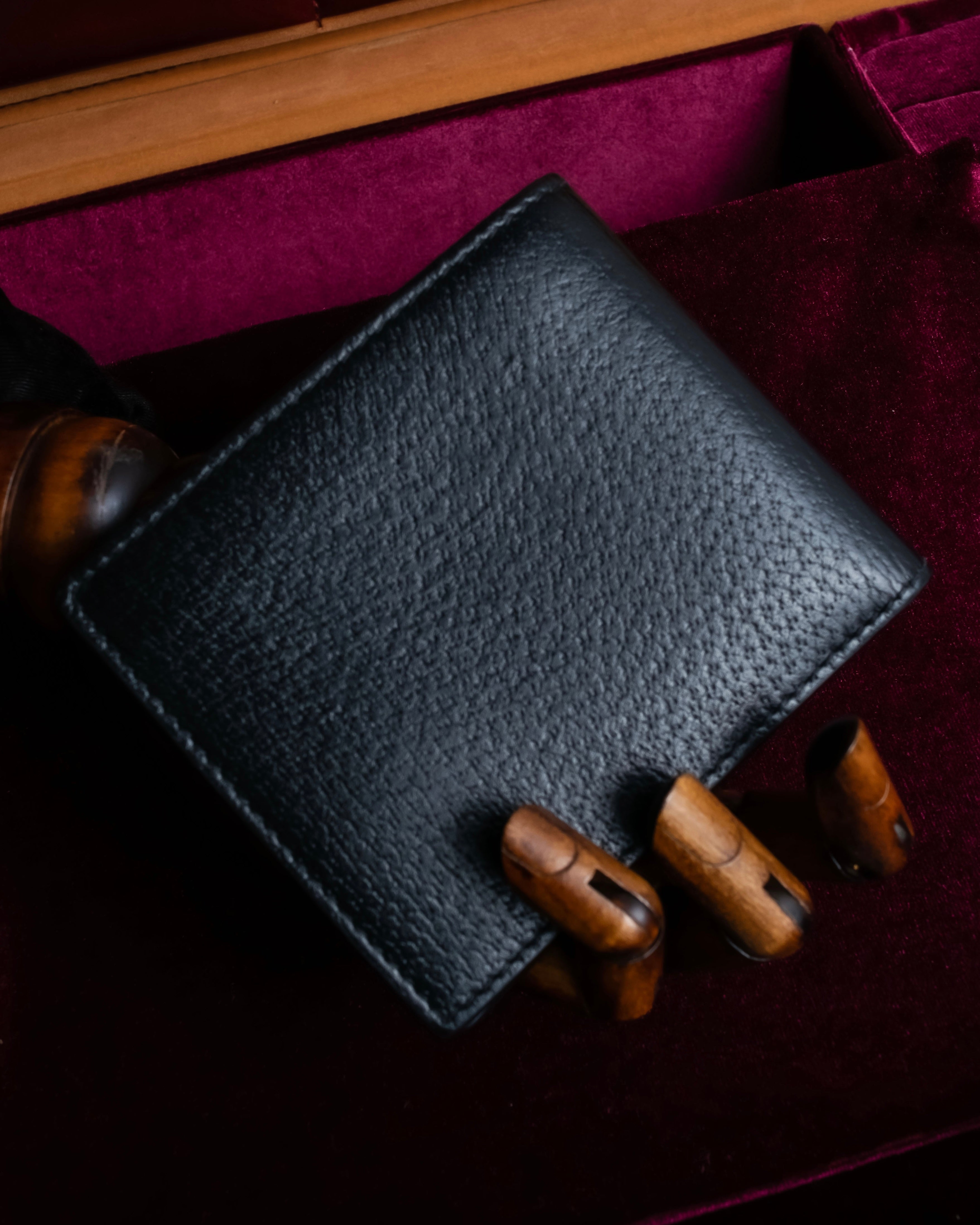 "GUCCI" Gold bee motif animalier bi-fold leather wallet