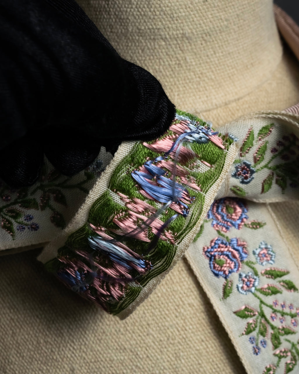 -MOOD Christmas Collections-
"GUCCI" Michele period delicate floral embroidered ribbon tie