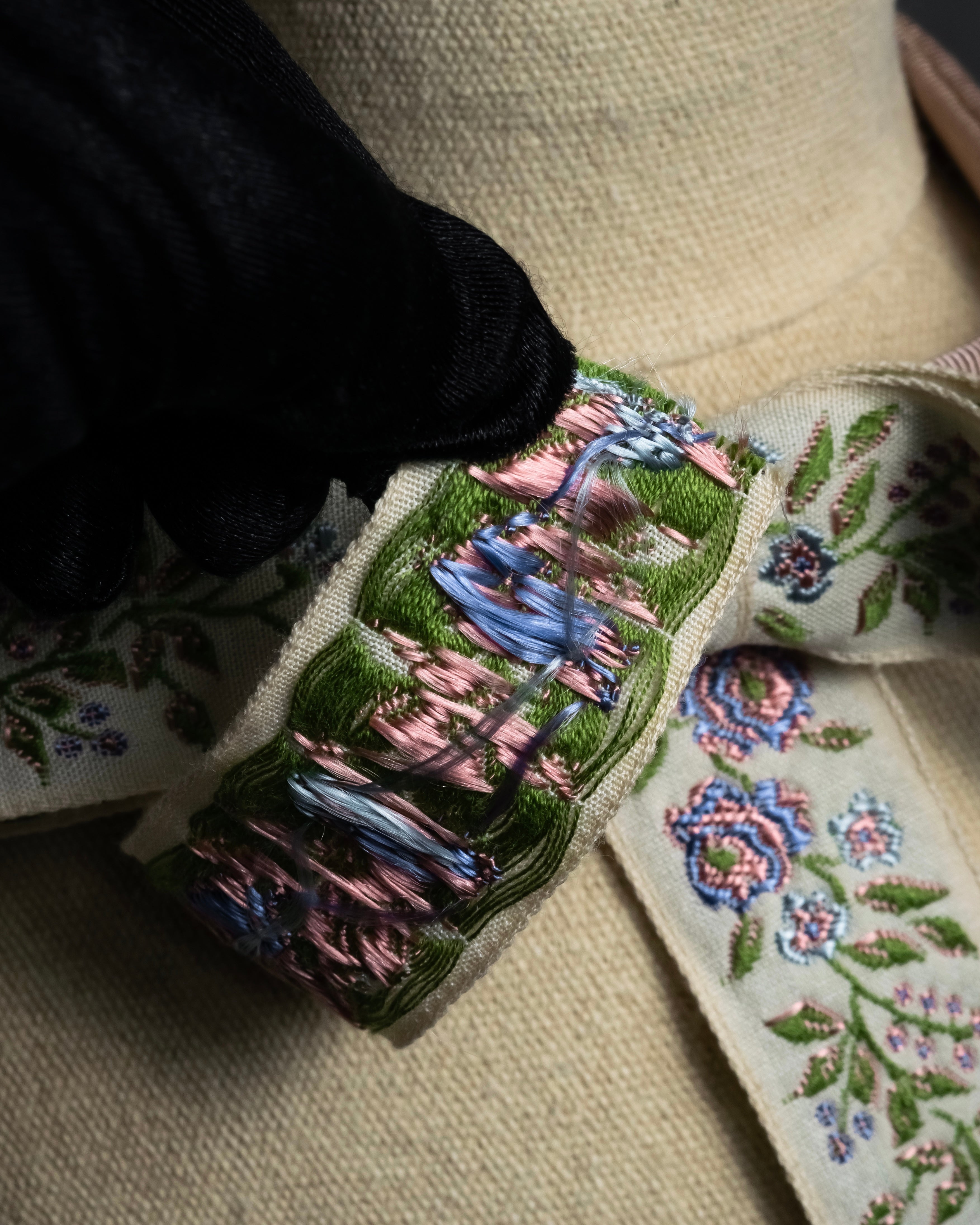 -MOOD Christmas Collections-
"GUCCI" Michele period delicate floral embroidered ribbon tie