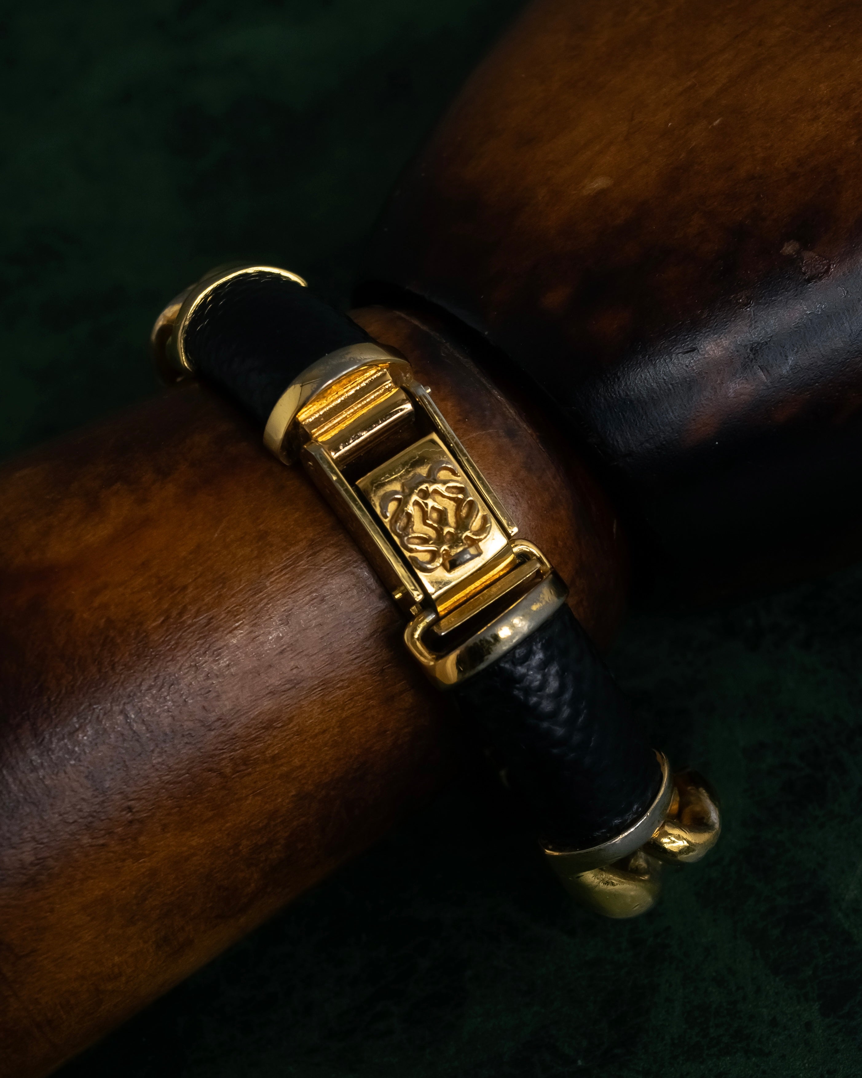 "LOEWE" 90's Square forum relief design watch