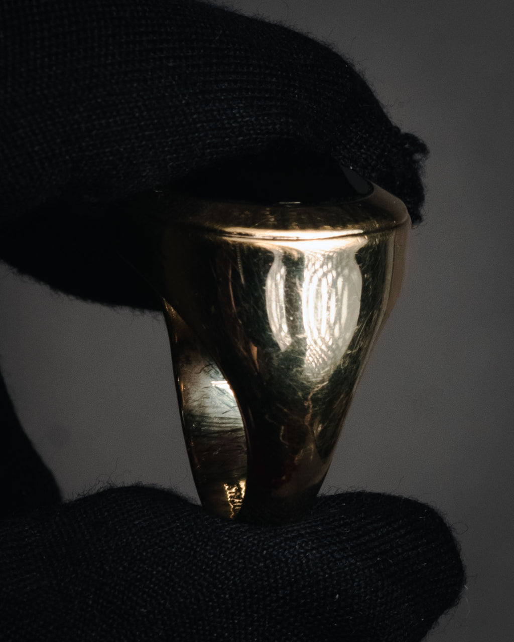 "Alexander McQueen" 10’s black stone signet ring