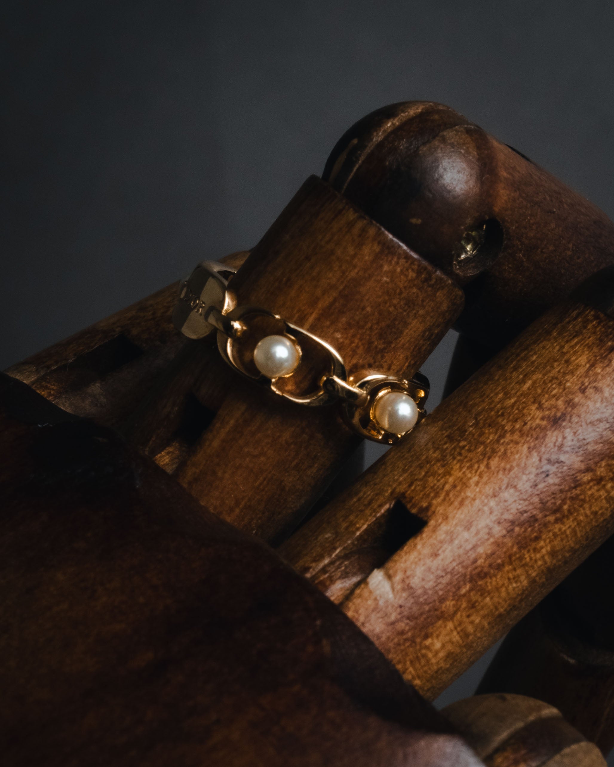 "DIOR" Chain link pearl accents ring