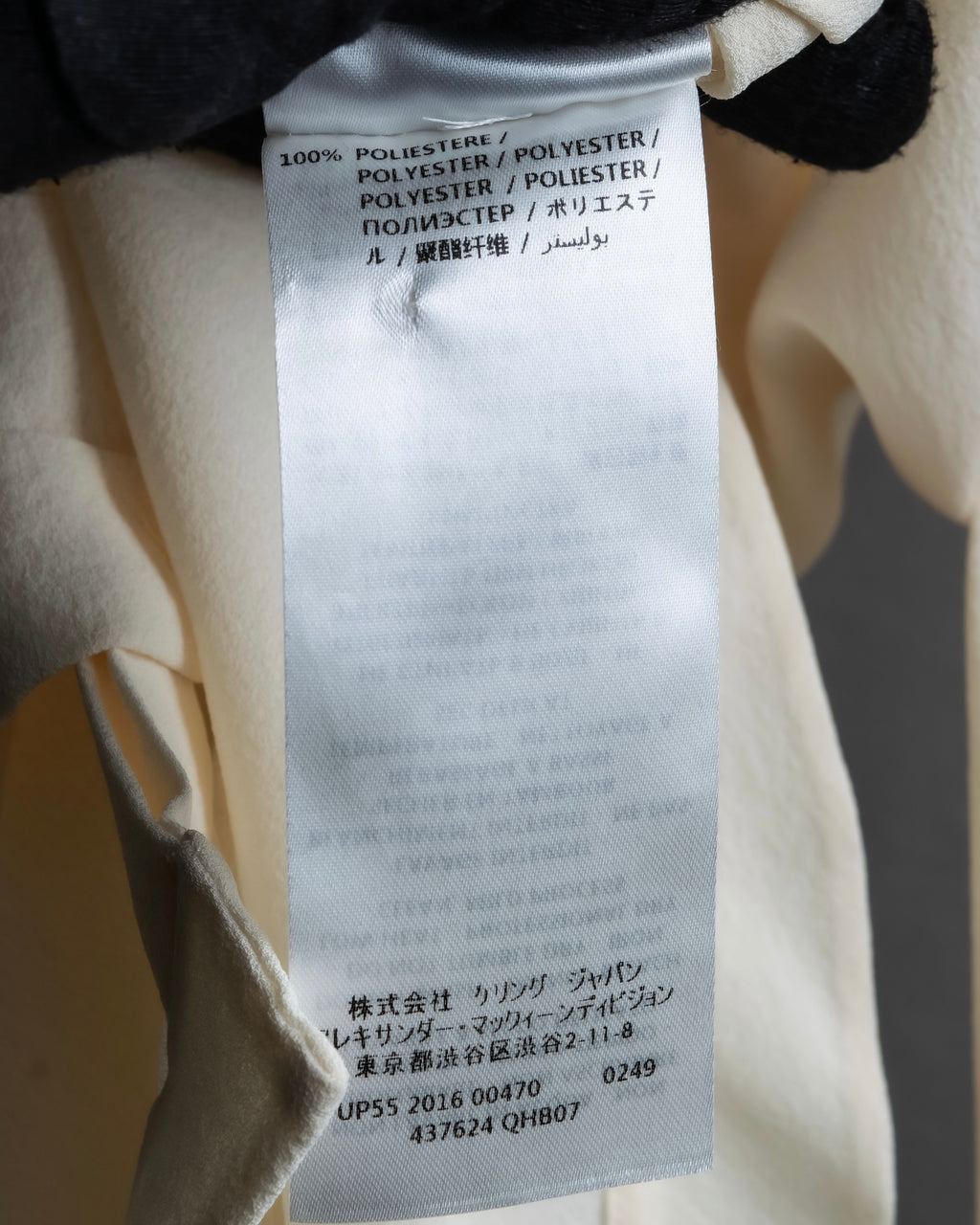 Camisa de seda con bordado en forma de logotipo "Alexandar McQueen" sin cuello